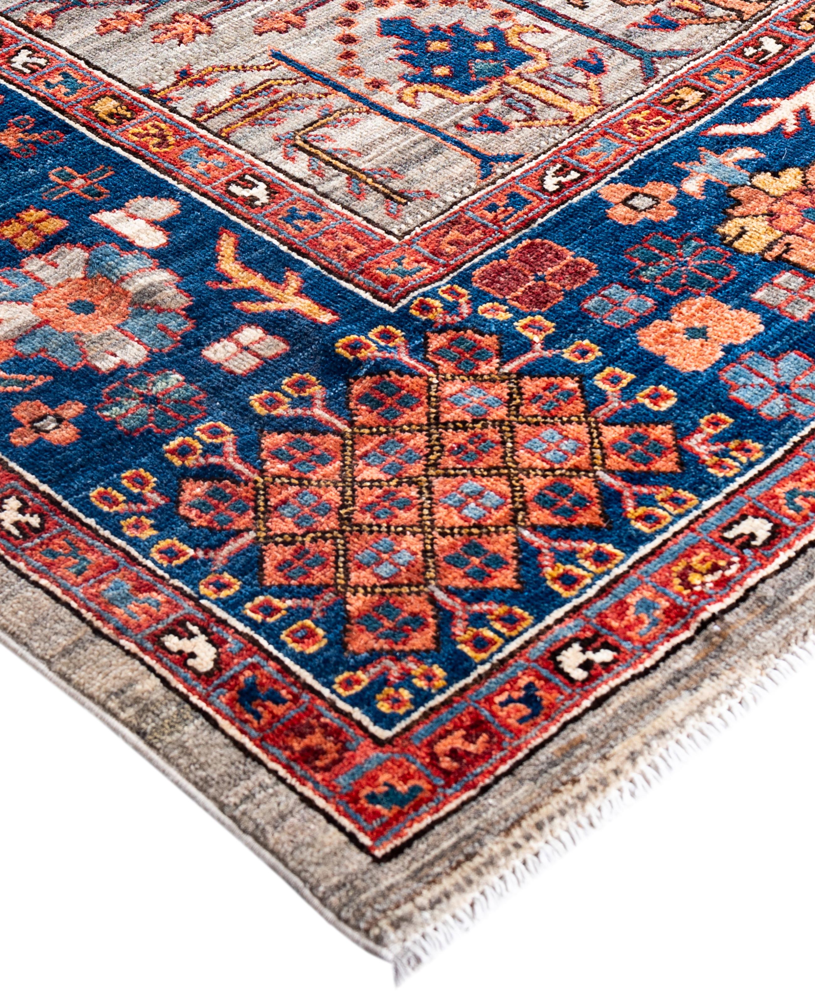 Les tapis Serapi sont connus pour leurs motifs géométriques audacieux et leurs riches couleurs. Ils présentent souvent un médaillon central entouré de motifs complexes. Ils utilisent généralement une palette de couleurs chaudes et terreuses, avec