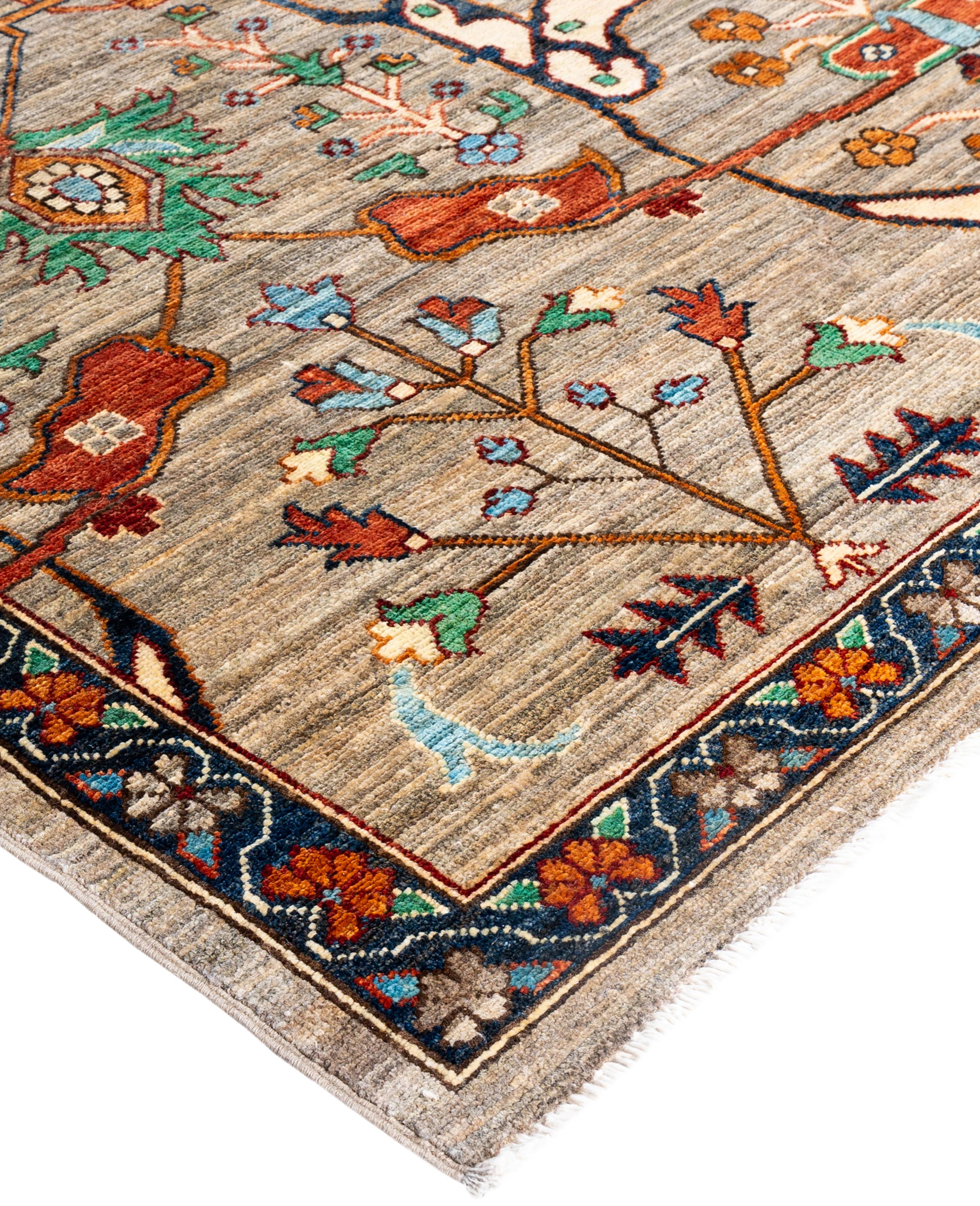 Les tapis Serapi sont connus pour leurs motifs géométriques audacieux et leurs riches couleurs. Ils présentent souvent un médaillon central entouré de motifs complexes. Ils utilisent généralement une palette de couleurs chaudes et terreuses, avec