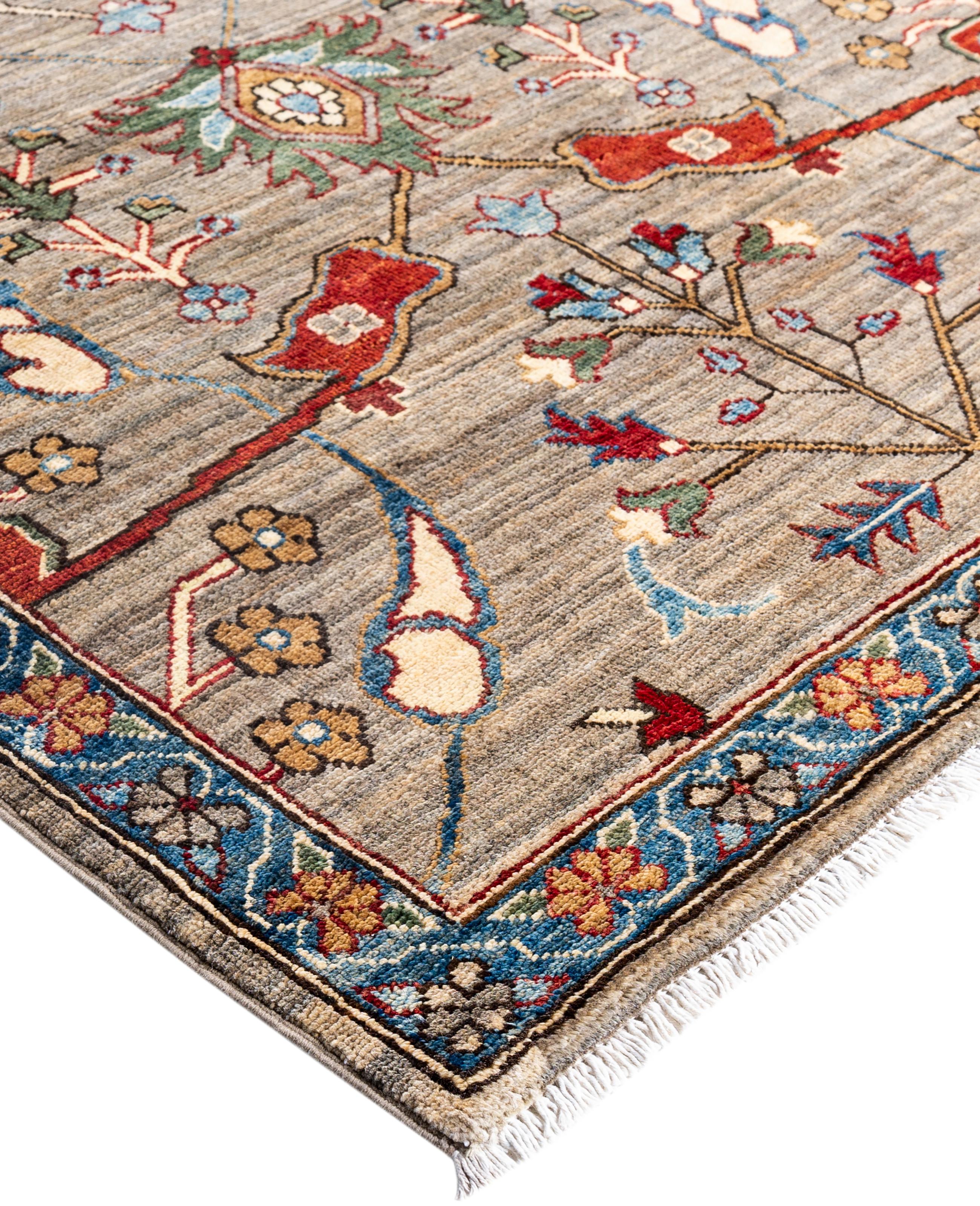 Les tapis Serapi sont connus pour leurs motifs géométriques audacieux et leurs riches couleurs. Ils présentent souvent un médaillon central entouré de motifs complexes. Ils utilisent généralement une palette de couleurs chaudes et terreuses, avec