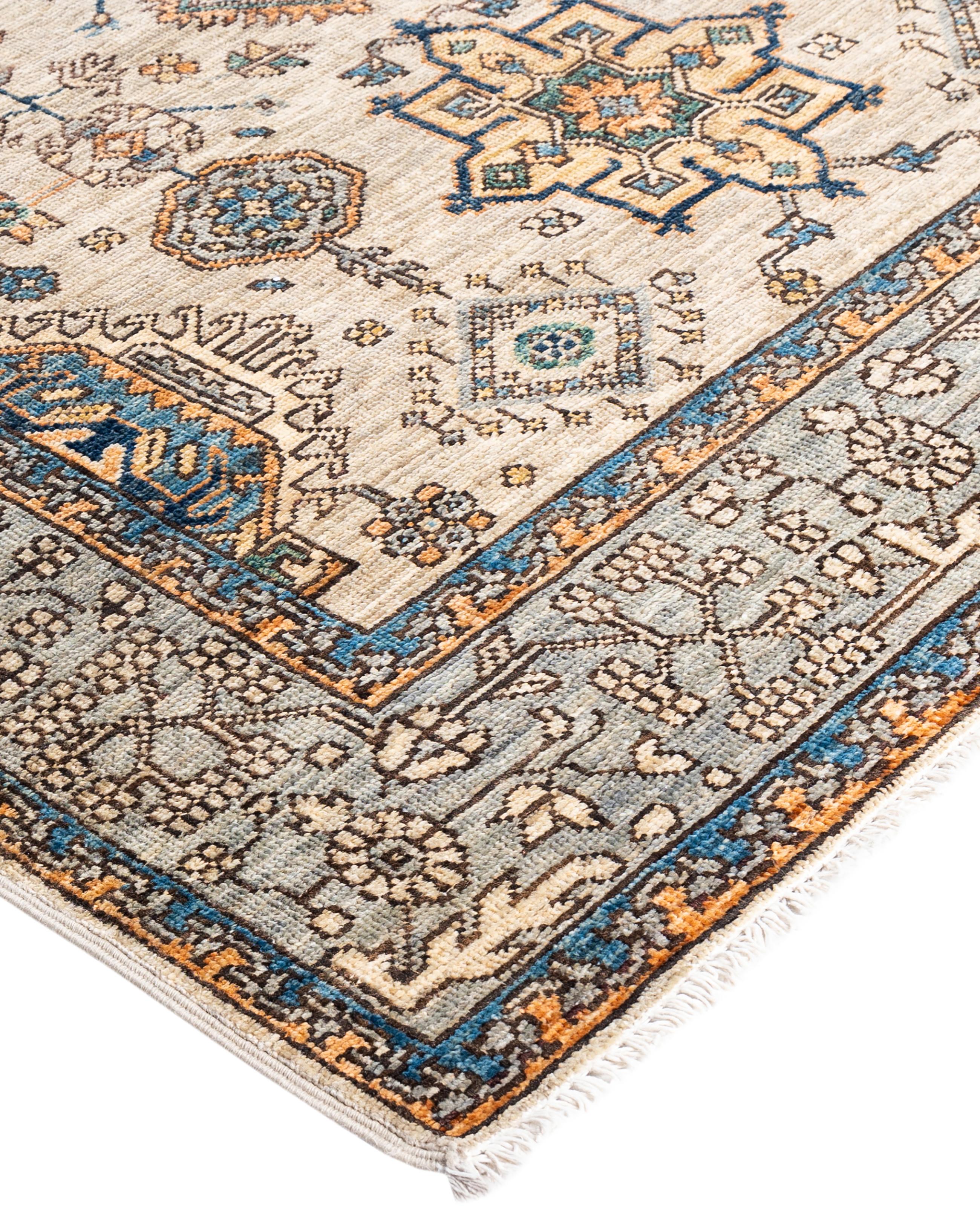 Las alfombras Serapi son conocidas por sus diseños geométricos y audaces y sus ricos colores, a menudo con un medallón central rodeado de intrincados dibujos. Suelen utilizar una paleta de colores cálidos y terrosos, con rojos intensos, azules,