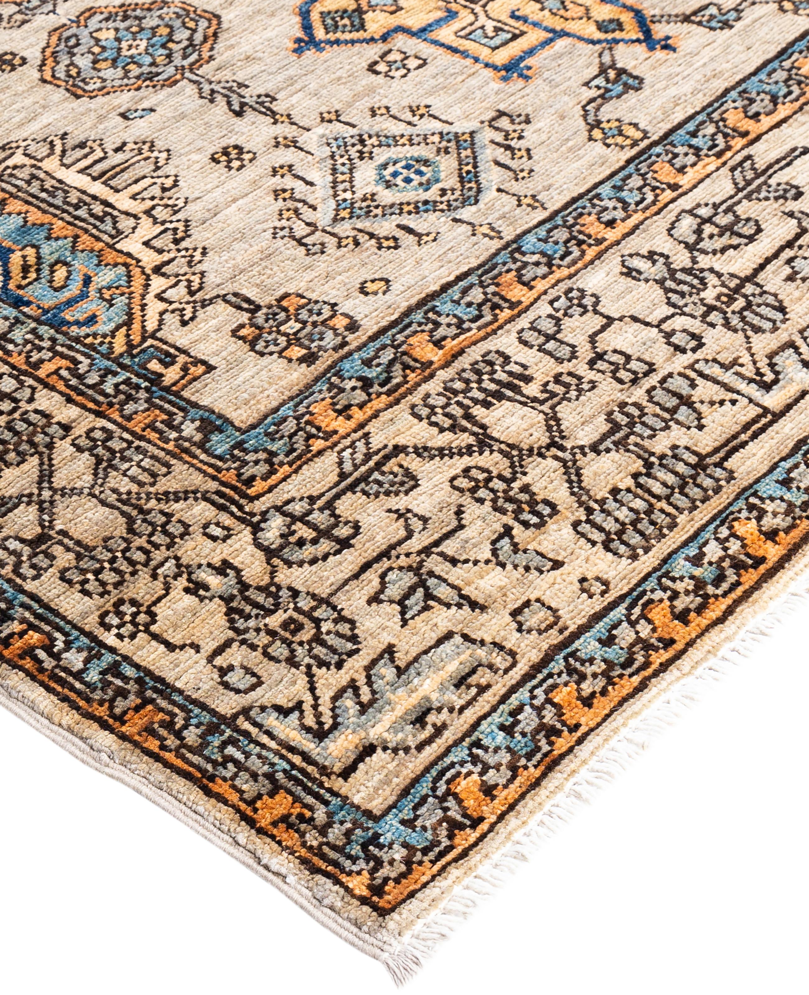 Las alfombras Serapi son conocidas por sus diseños geométricos y audaces y sus ricos colores, a menudo con un medallón central rodeado de intrincados dibujos. Suelen utilizar una paleta de colores cálidos y terrosos, con rojos intensos, azules,