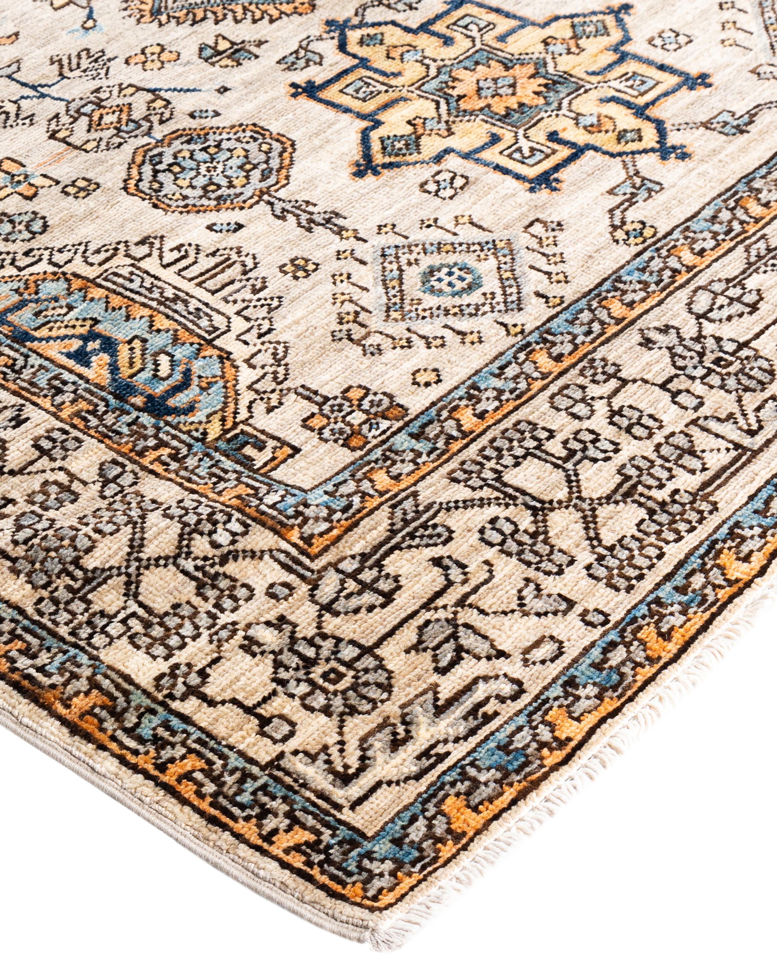 Las alfombras Serapi son conocidas por sus diseños geométricos y audaces y sus ricos colores, a menudo con un medallón central rodeado de intrincados dibujos. Suelen utilizar una paleta de colores cálidos y terrosos, con rojos intensos, azules,
