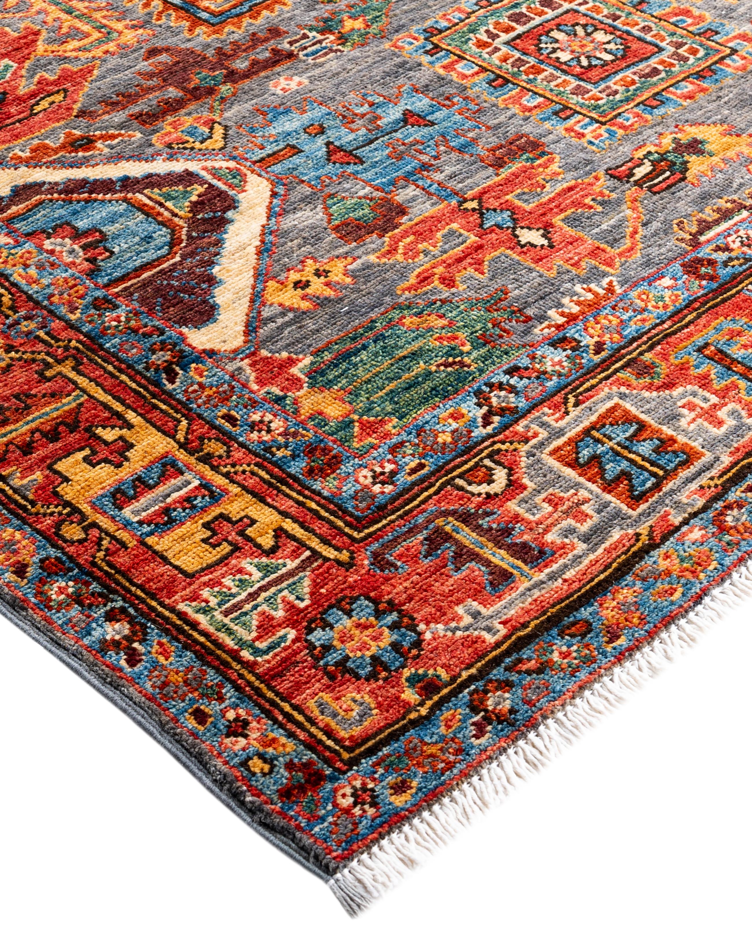Las alfombras Serapi son conocidas por sus diseños geométricos y audaces y sus ricos colores, a menudo con un medallón central rodeado de intrincados dibujos. Suelen utilizar una paleta de colores cálidos y terrosos, con rojos intensos, azules,