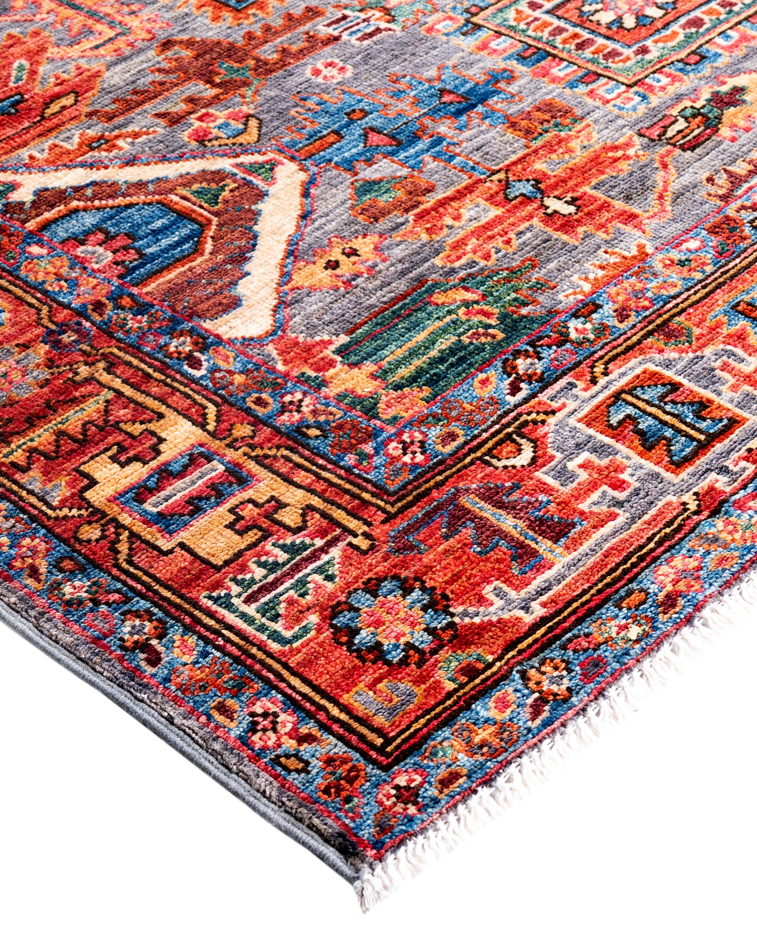 Las alfombras Serapi son conocidas por sus diseños geométricos y audaces y sus ricos colores, a menudo con un medallón central rodeado de intrincados dibujos. Suelen utilizar una paleta de colores cálidos y terrosos, con rojos intensos, azules,