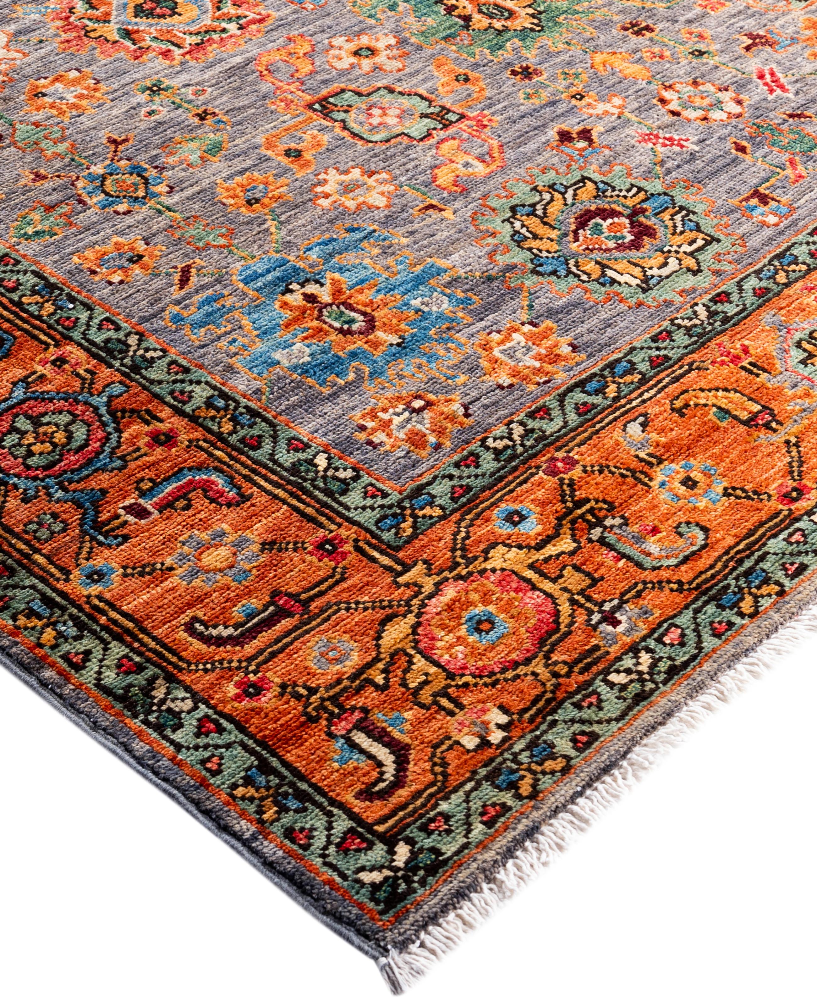 Las alfombras Serapi son conocidas por sus diseños geométricos y audaces y sus ricos colores, a menudo con un medallón central rodeado de intrincados dibujos. Suelen utilizar una paleta de colores cálidos y terrosos, con rojos intensos, azules,
