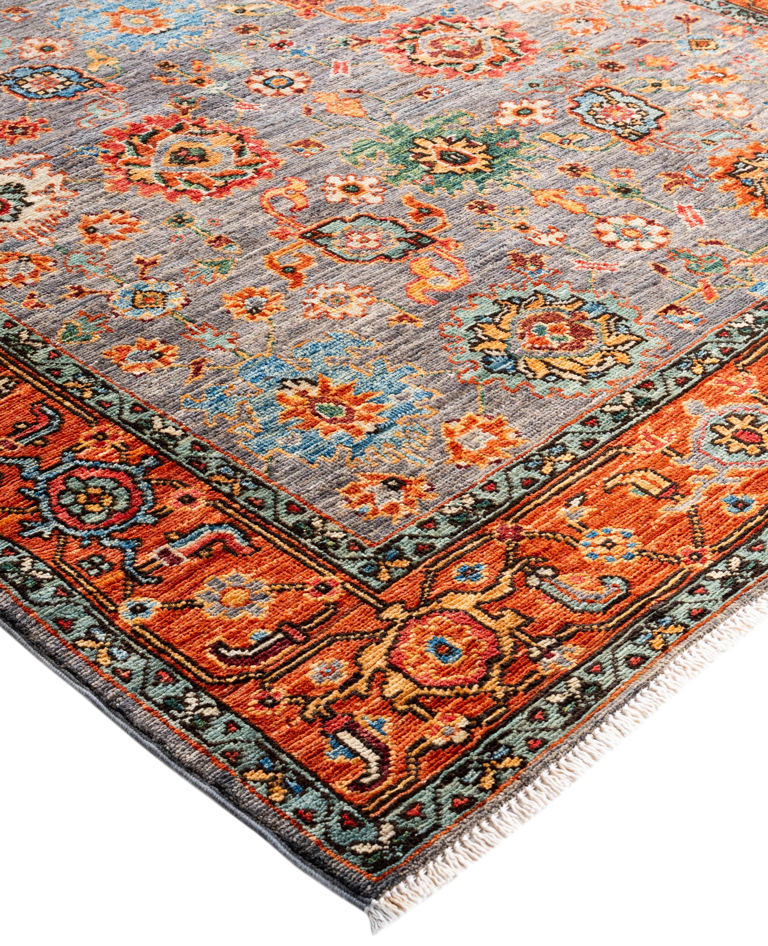 Las alfombras Serapi son conocidas por sus diseños geométricos y audaces y sus ricos colores, a menudo con un medallón central rodeado de intrincados dibujos. Suelen utilizar una paleta de colores cálidos y terrosos, con rojos intensos, azules,