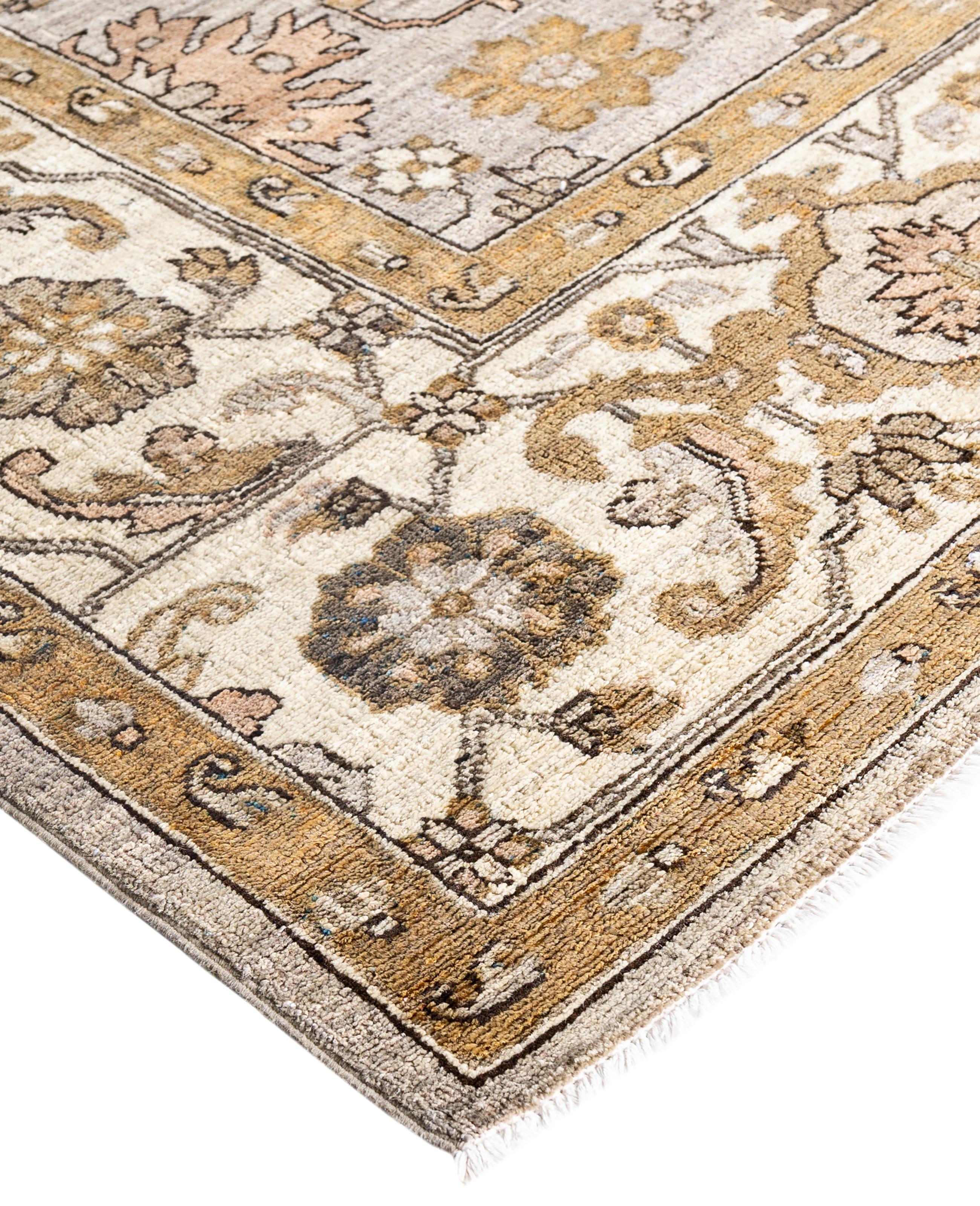 Las alfombras Serapi son conocidas por sus diseños geométricos y audaces y sus ricos colores, a menudo con un medallón central rodeado de intrincados dibujos. Suelen utilizar una paleta de colores cálidos y terrosos, con rojos intensos, azules,