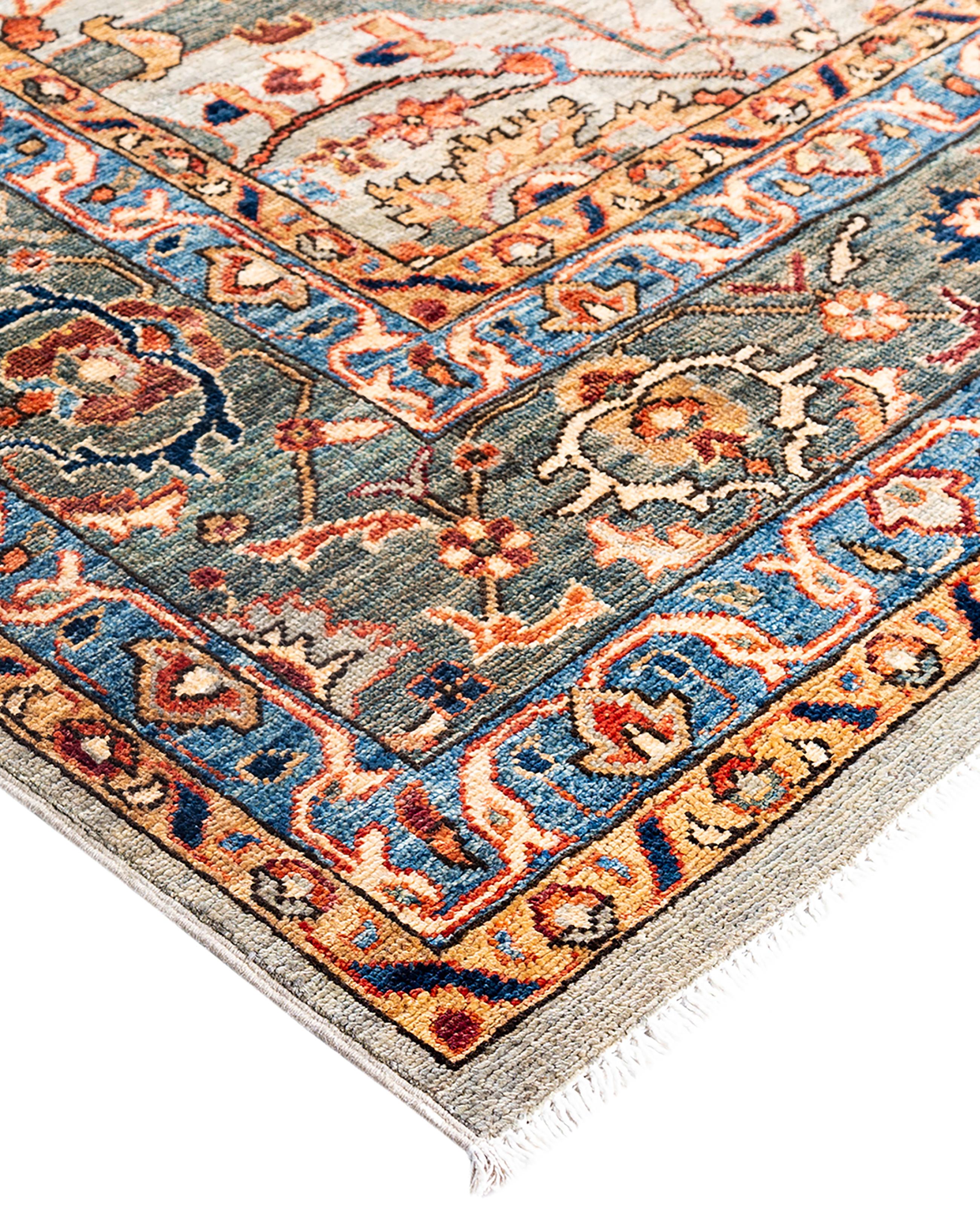 Les tapis Serapi sont connus pour leurs motifs géométriques audacieux et leurs riches couleurs. Ils présentent souvent un médaillon central entouré de motifs complexes. Ils utilisent généralement une palette de couleurs chaudes et terreuses, avec