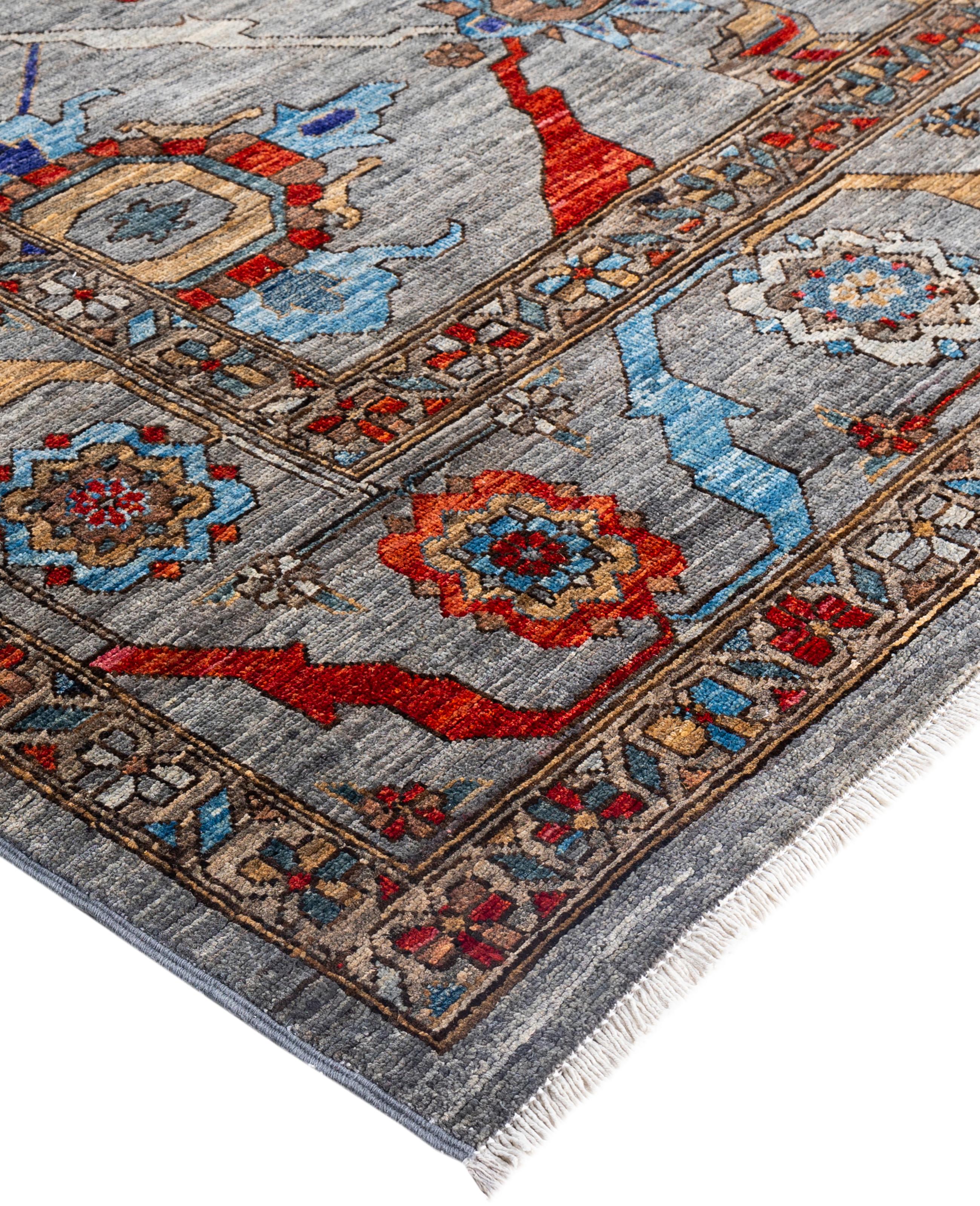 Les tapis Serapi sont connus pour leurs motifs géométriques audacieux et leurs riches couleurs. Ils présentent souvent un médaillon central entouré de motifs complexes. Ils utilisent généralement une palette de couleurs chaudes et terreuses, avec
