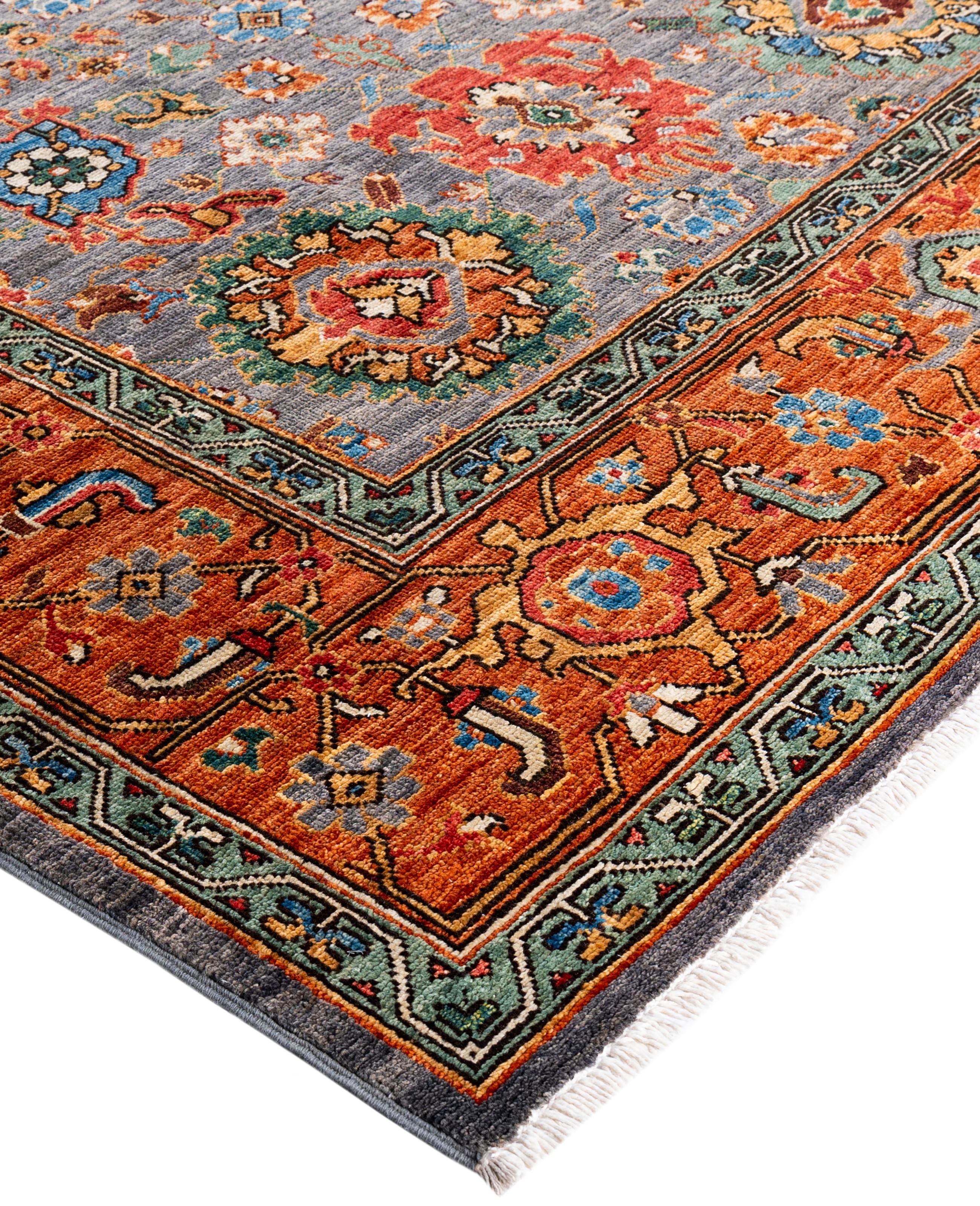 Les tapis Serapi sont connus pour leurs motifs géométriques audacieux et leurs riches couleurs. Ils présentent souvent un médaillon central entouré de motifs complexes. Ils utilisent généralement une palette de couleurs chaudes et terreuses, avec