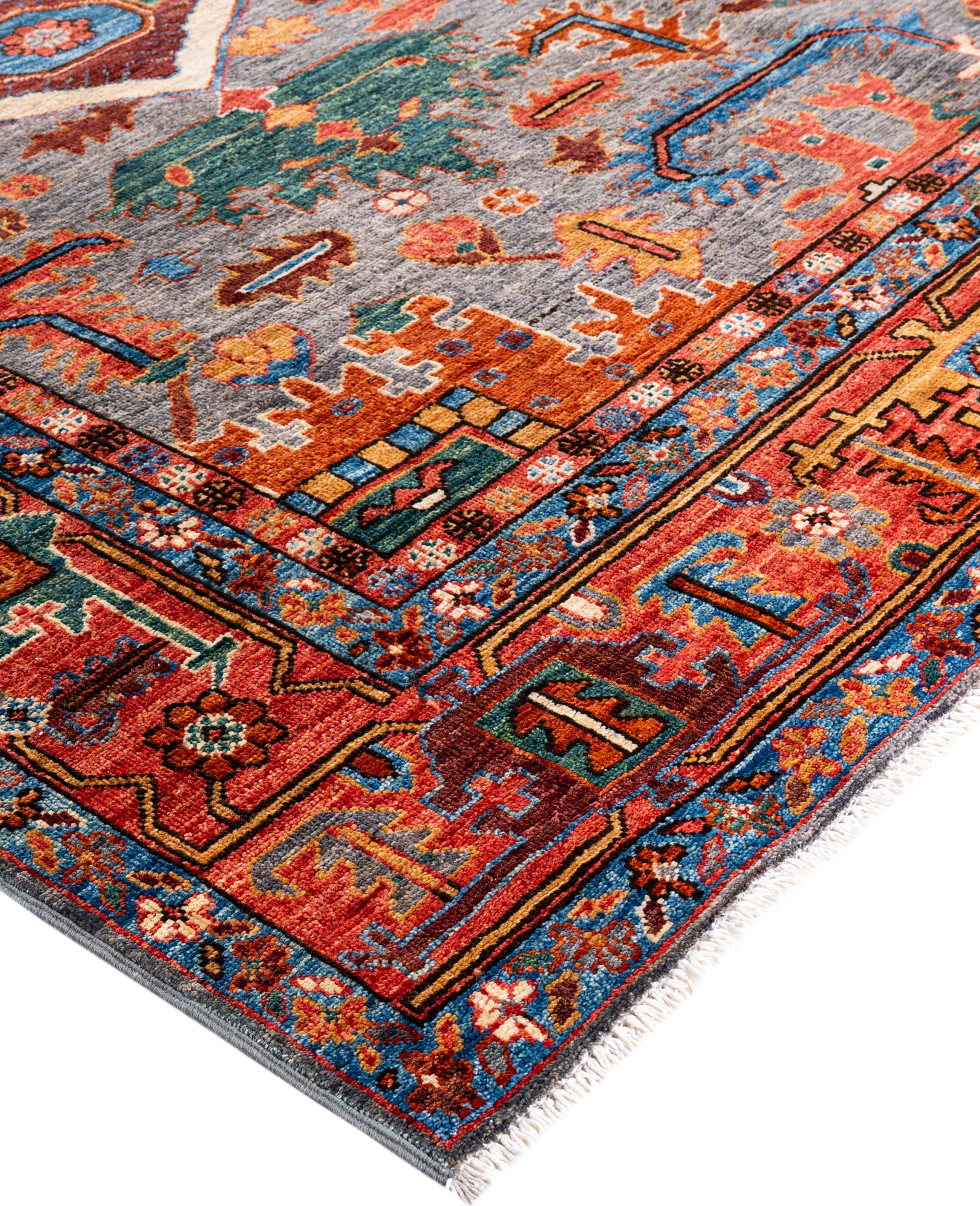 Les tapis Serapi sont connus pour leurs motifs géom�étriques audacieux et leurs riches couleurs. Ils présentent souvent un médaillon central entouré de motifs complexes. Ils utilisent généralement une palette de couleurs chaudes et terreuses, avec