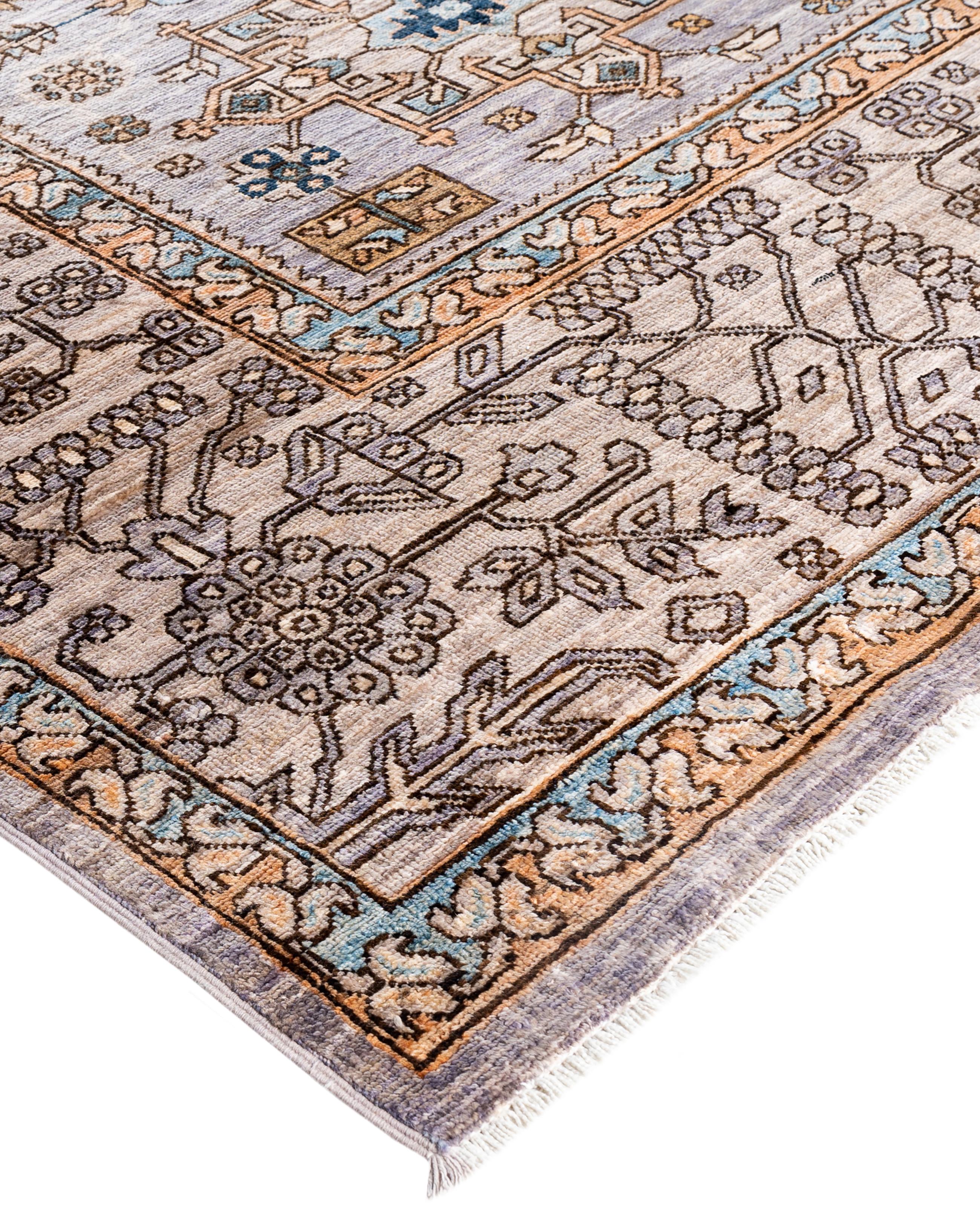 Las alfombras Serapi son conocidas por sus diseños geométricos y audaces y sus ricos colores, a menudo con un medallón central rodeado de intrincados dibujos. Suelen utilizar una paleta de colores cálidos y terrosos, con rojos intensos, azules,