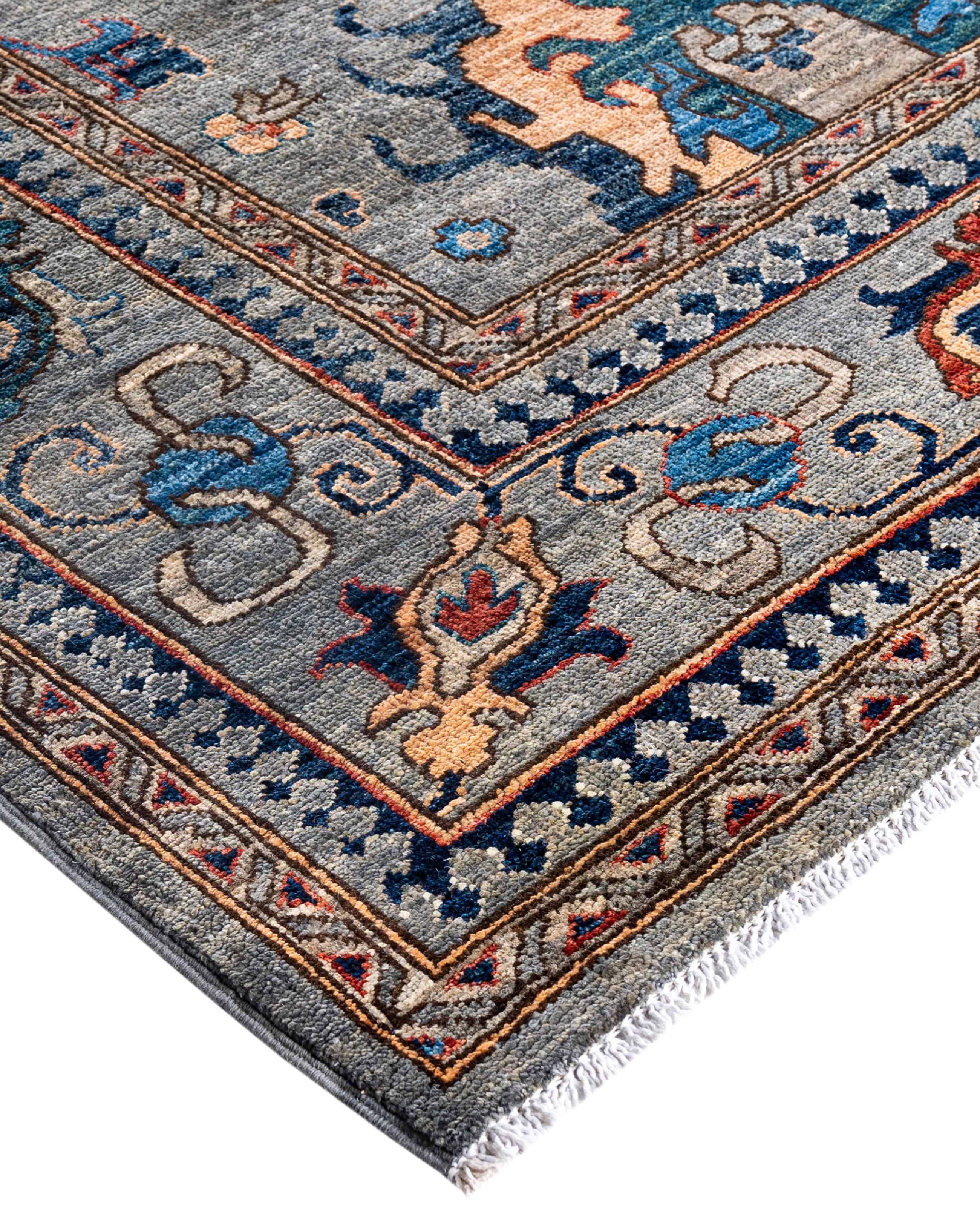 Las alfombras Serapi son conocidas por sus diseños geométricos y audaces y sus ricos colores, a menudo con un medallón central rodeado de intrincados dibujos. Suelen utilizar una paleta de colores cálidos y terrosos, con rojos intensos, azules,