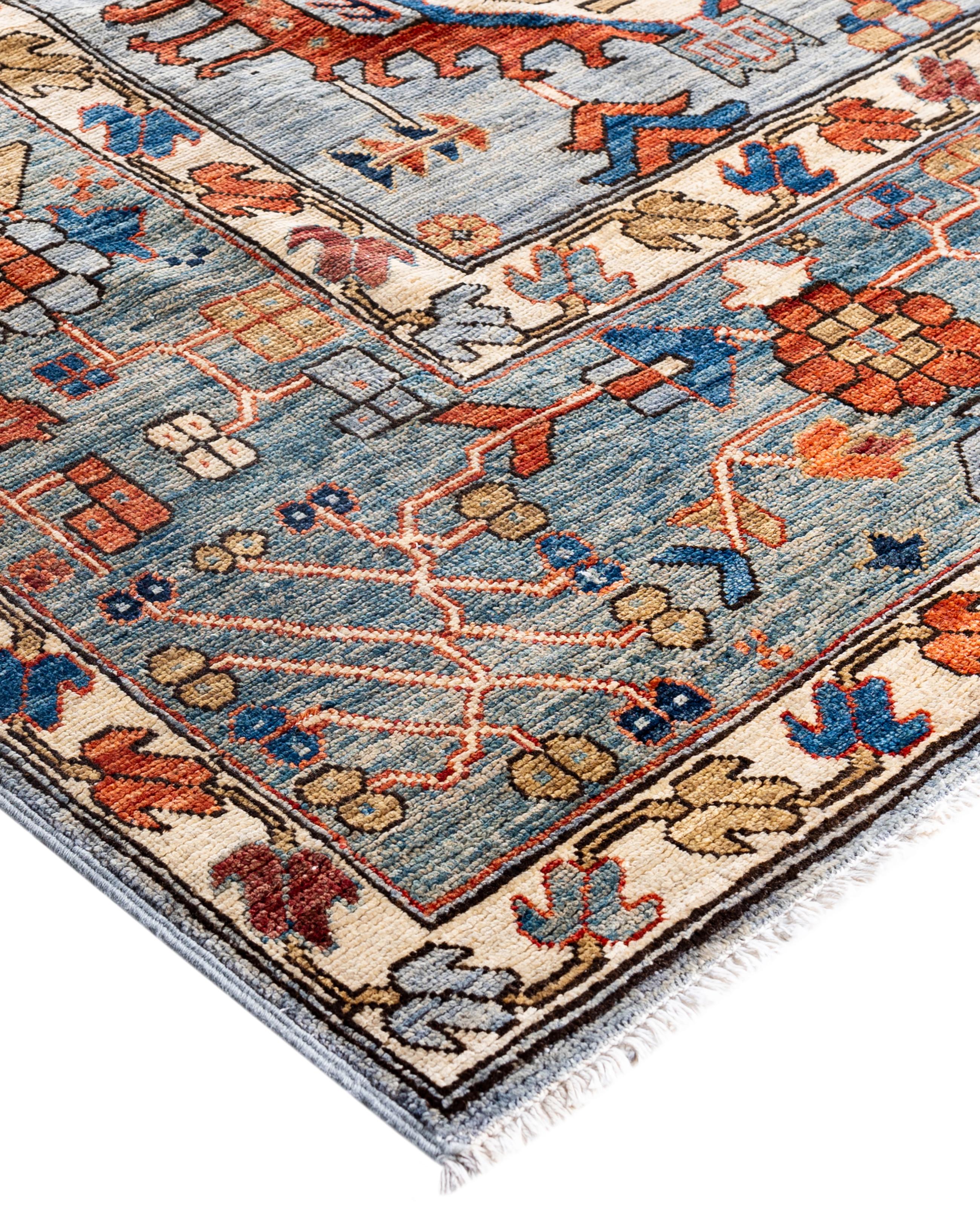 I tappeti Serapi sono noti per i loro audaci disegni geometrici e i colori ricchi, spesso caratterizzati da un medaglione centrale circondato da motivi intricati. In genere utilizzano una tavolozza di colori caldi e terrosi con rossi intensi, blu,