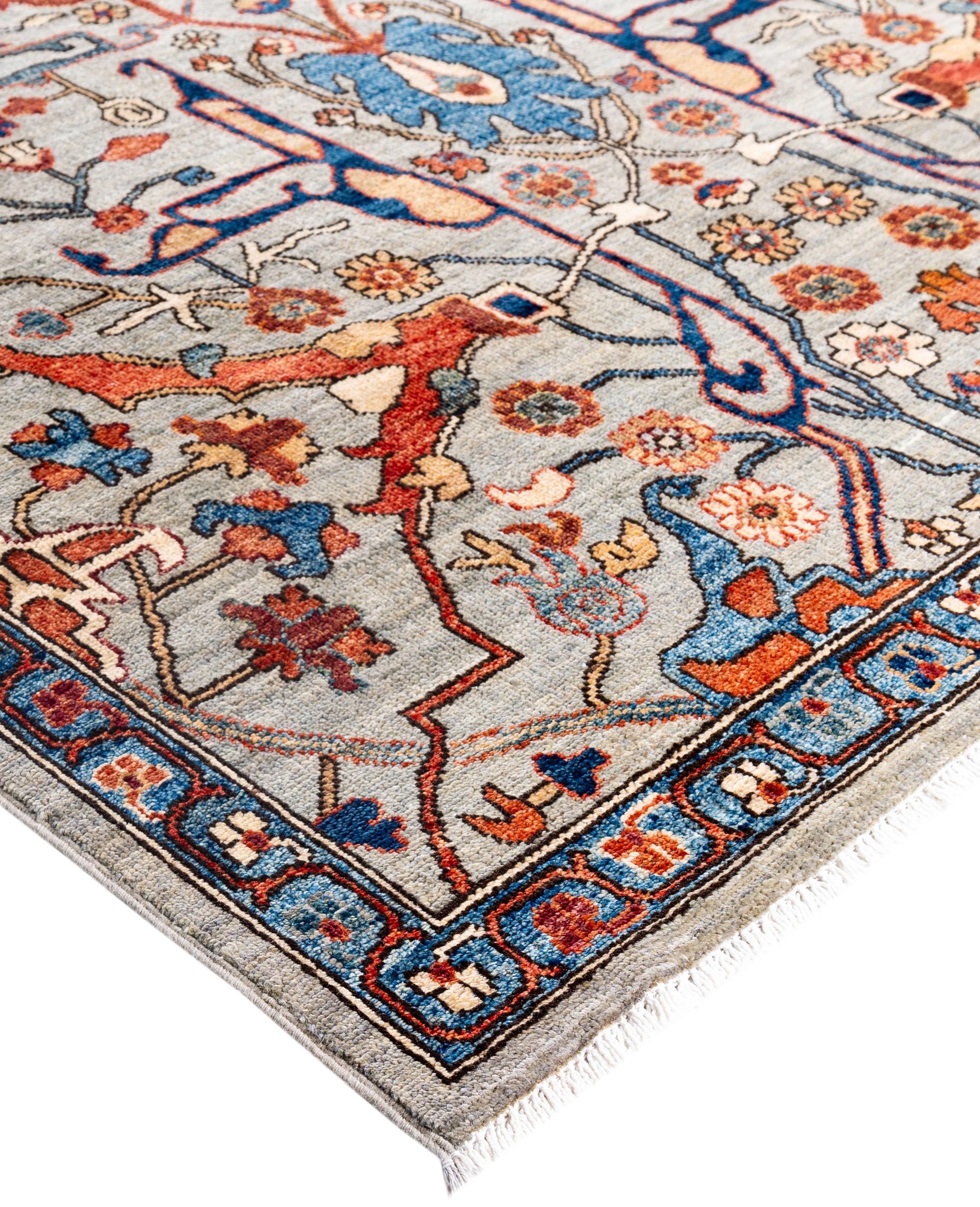 Les tapis Serapi sont connus pour leurs motifs géométriques audacieux et leurs riches couleurs. Ils présentent souvent un médaillon central entouré de motifs complexes. Ils utilisent généralement une palette de couleurs chaudes et terreuses, avec