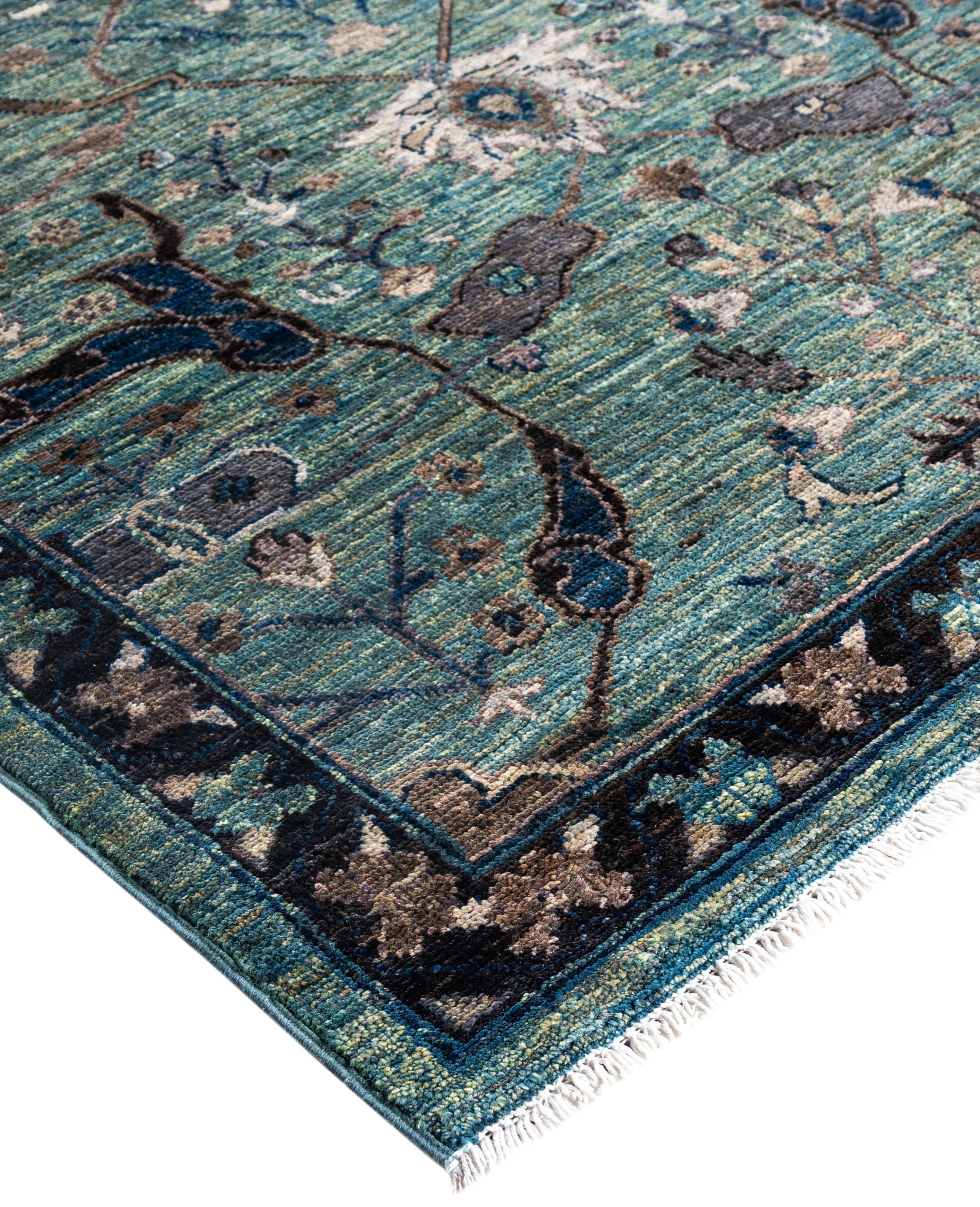 Les tapis Serapi sont connus pour leurs motifs géométriques audacieux et leurs riches couleurs. Ils présentent souvent un médaillon central entouré de motifs complexes. Ils utilisent généralement une palette de couleurs chaudes et terreuses, avec