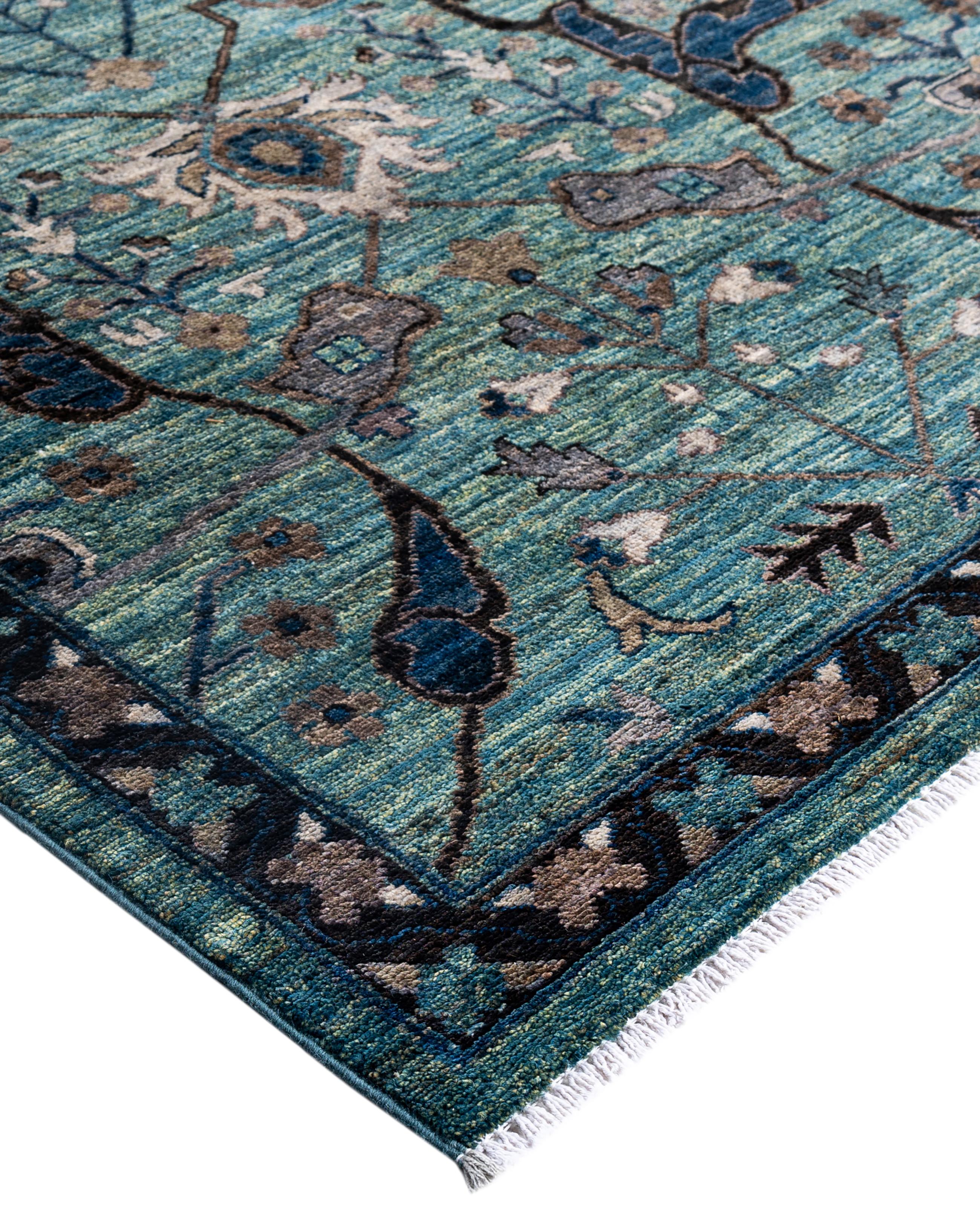 Les tapis Serapi sont connus pour leurs motifs géométriques audacieux et leurs riches couleurs. Ils présentent souvent un médaillon central entouré de motifs complexes. Ils utilisent généralement une palette de couleurs chaudes et terreuses, avec