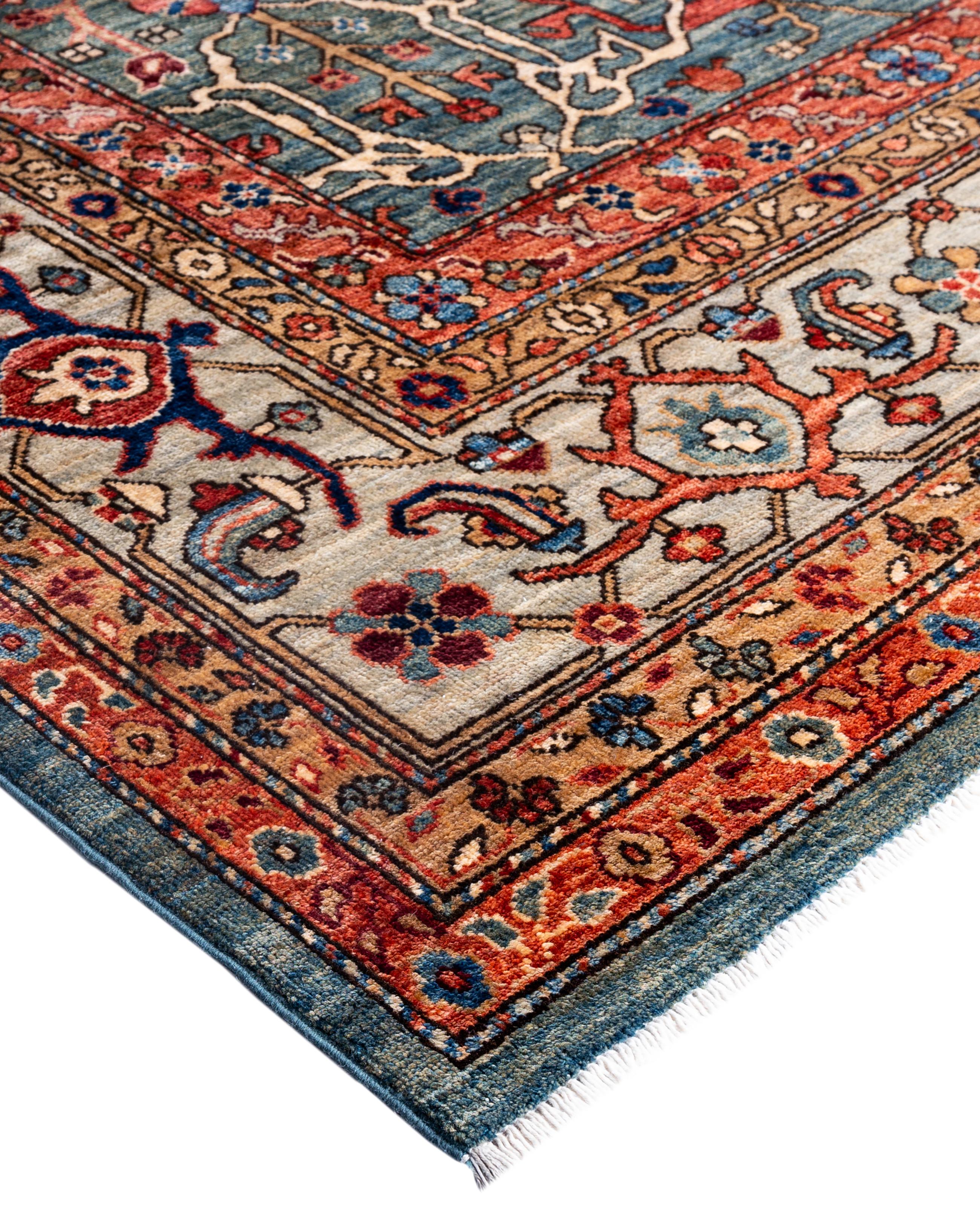 Les tapis Serapi sont connus pour leurs motifs géométriques audacieux et leurs riches couleurs. Ils présentent souvent un médaillon central entouré de motifs complexes. Ils utilisent généralement une palette de couleurs chaudes et terreuses, avec
