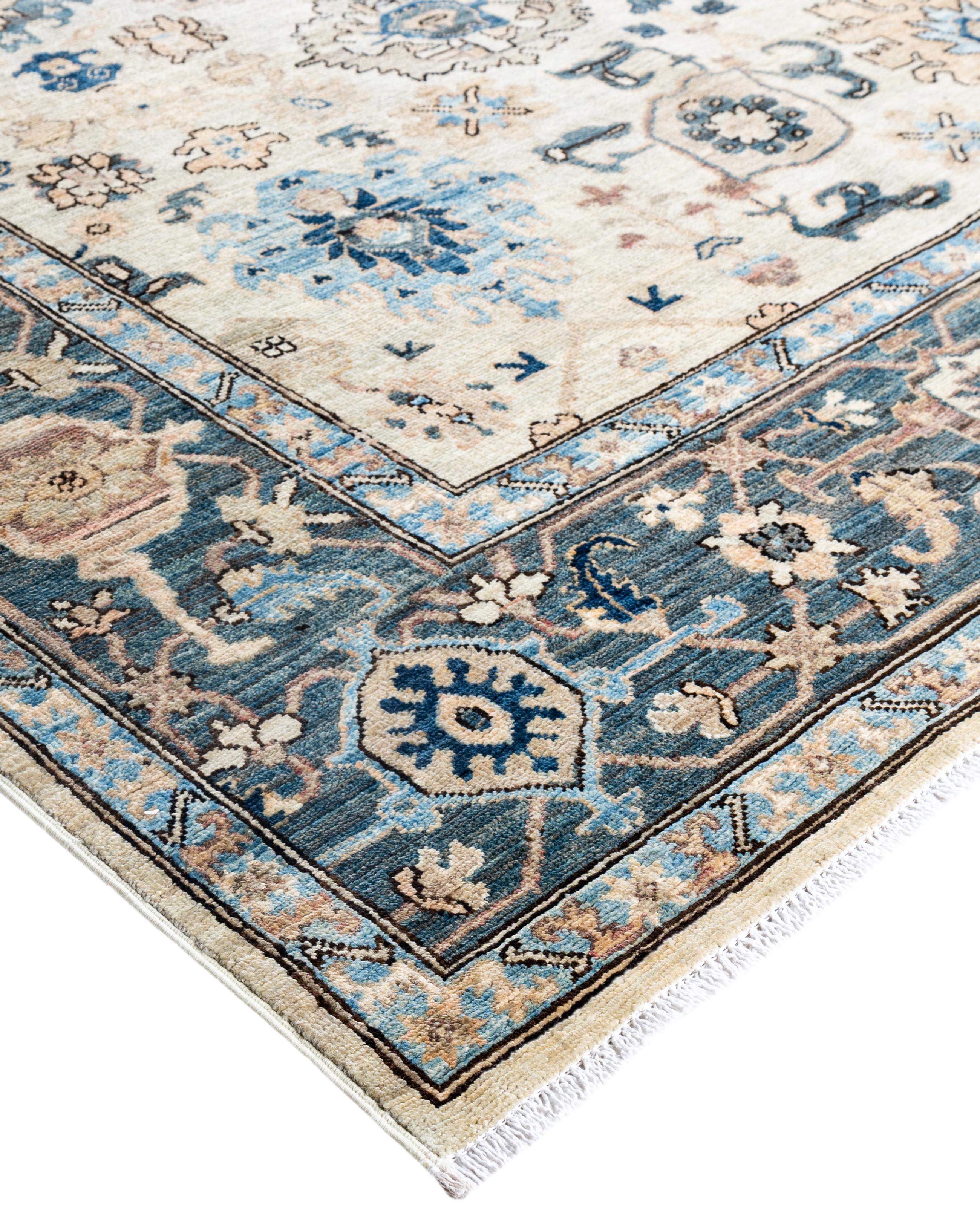 Las alfombras Serapi son conocidas por sus diseños geométricos y audaces y sus ricos colores, a menudo con un medallón central rodeado de intrincados dibujos. Suelen utilizar una paleta de colores cálidos y terrosos, con rojos intensos, azules,