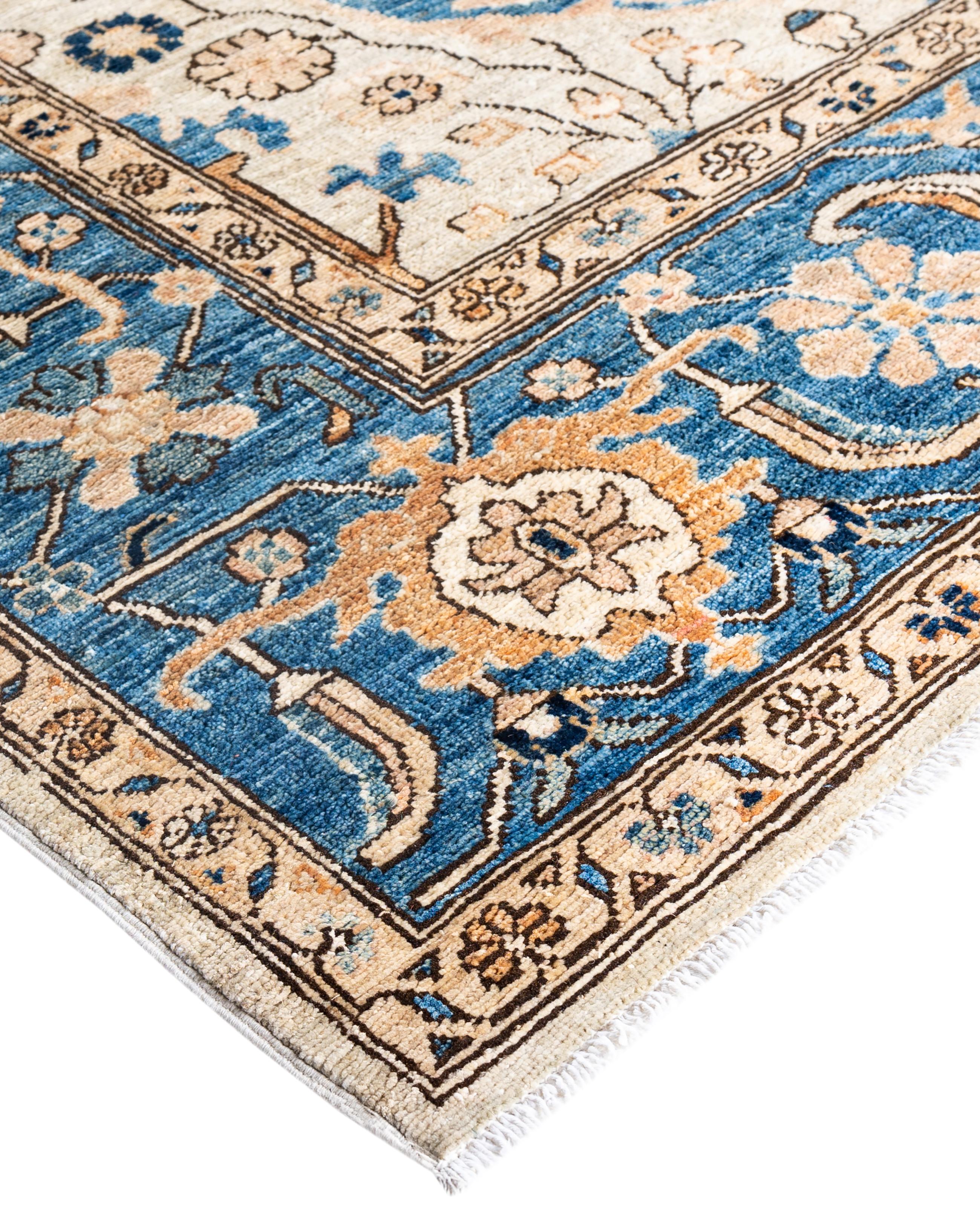 Las alfombras Serapi son conocidas por sus diseños geométricos y audaces y sus ricos colores, a menudo con un medallón central rodeado de intrincados dibujos. Suelen utilizar una paleta de colores cálidos y terrosos, con rojos intensos, azules,