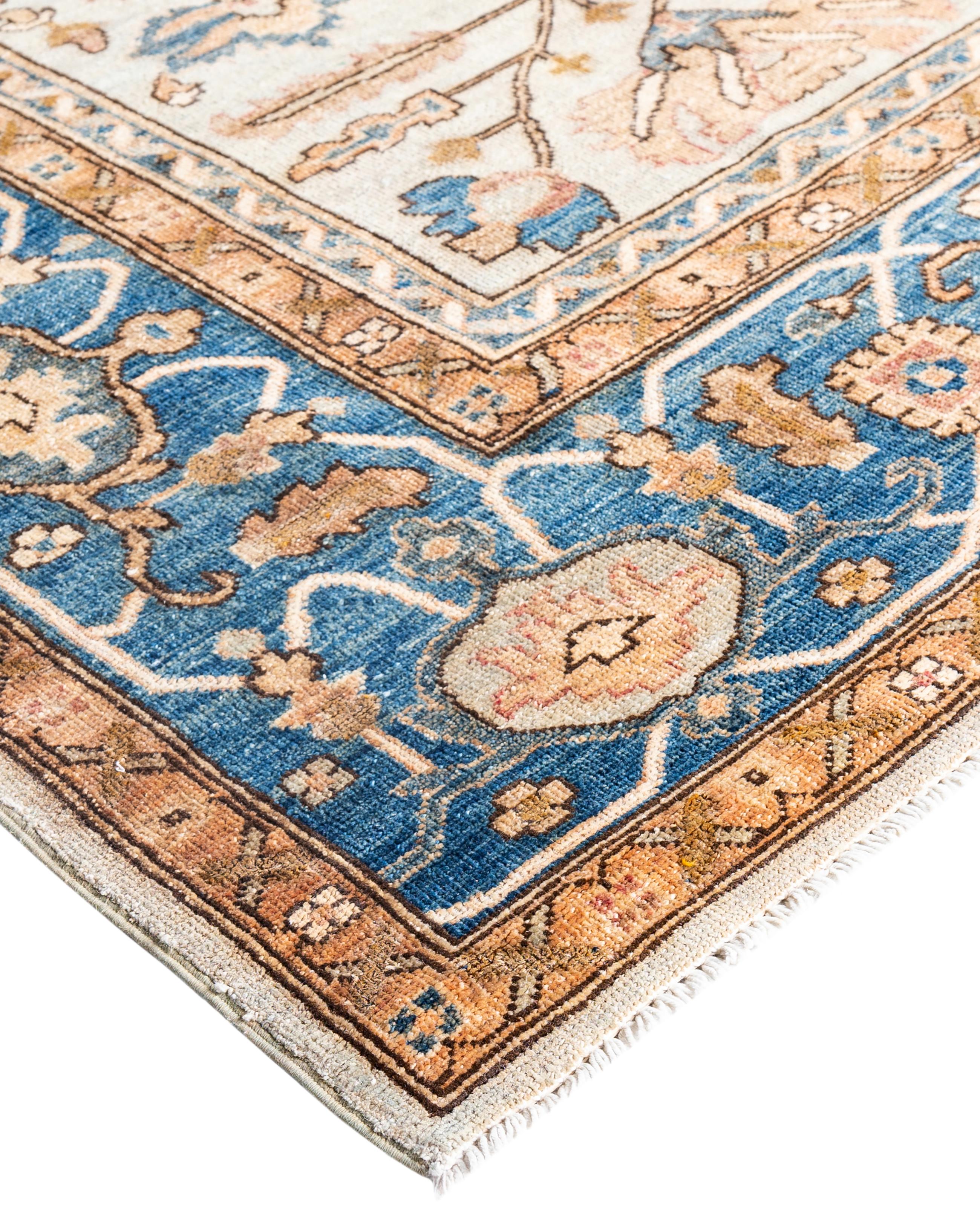 Les tapis Serapi sont connus pour leurs motifs géométriques audacieux et leurs riches couleurs. Ils présentent souvent un médaillon central entouré de motifs complexes. Ils utilisent généralement une palette de couleurs chaudes et terreuses, avec