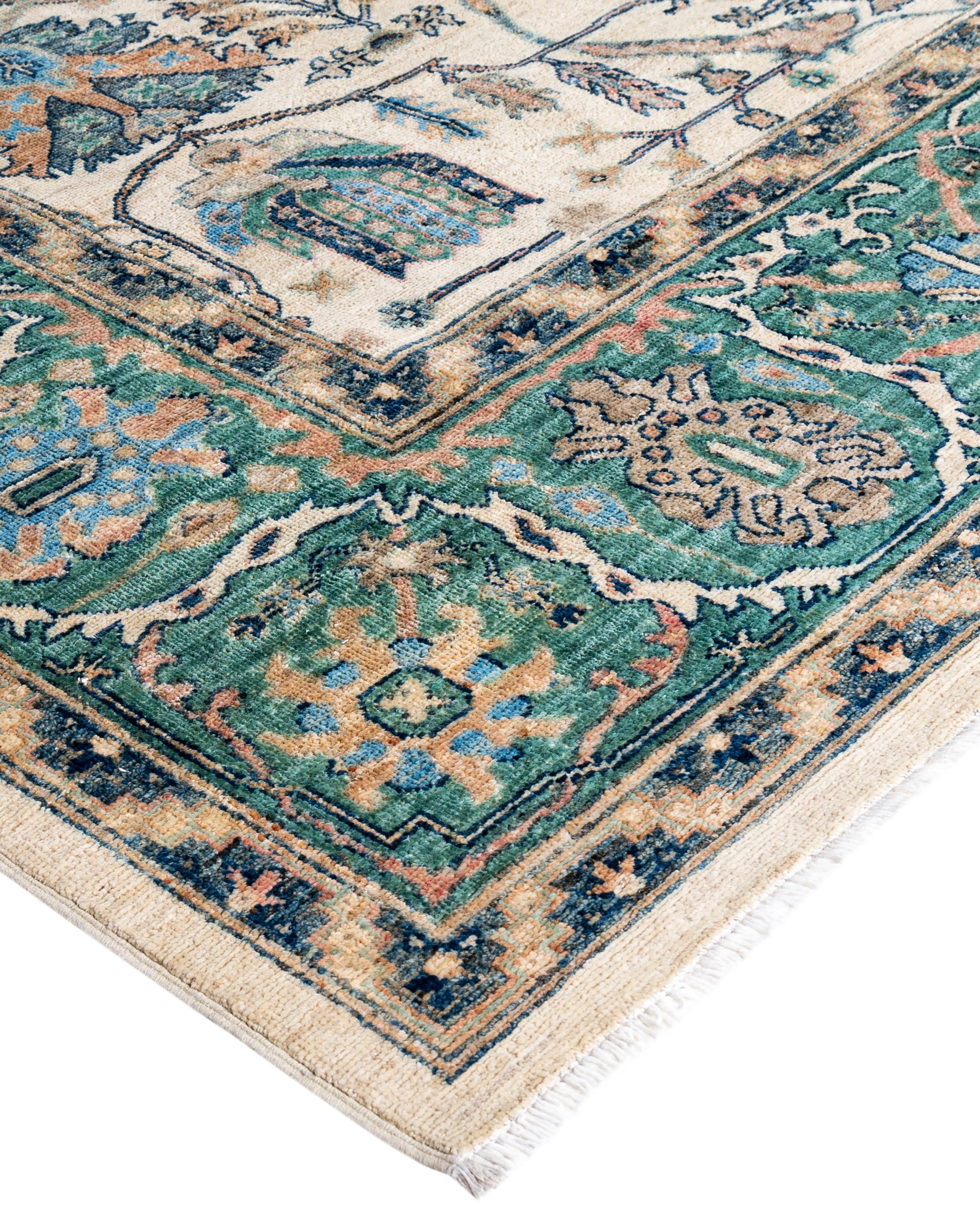 Les tapis Serapi sont connus pour leurs motifs géométriques audacieux et leurs riches couleurs. Ils présentent souvent un médaillon central entouré de motifs complexes. Ils utilisent généralement une palette de couleurs chaudes et terreuses, avec