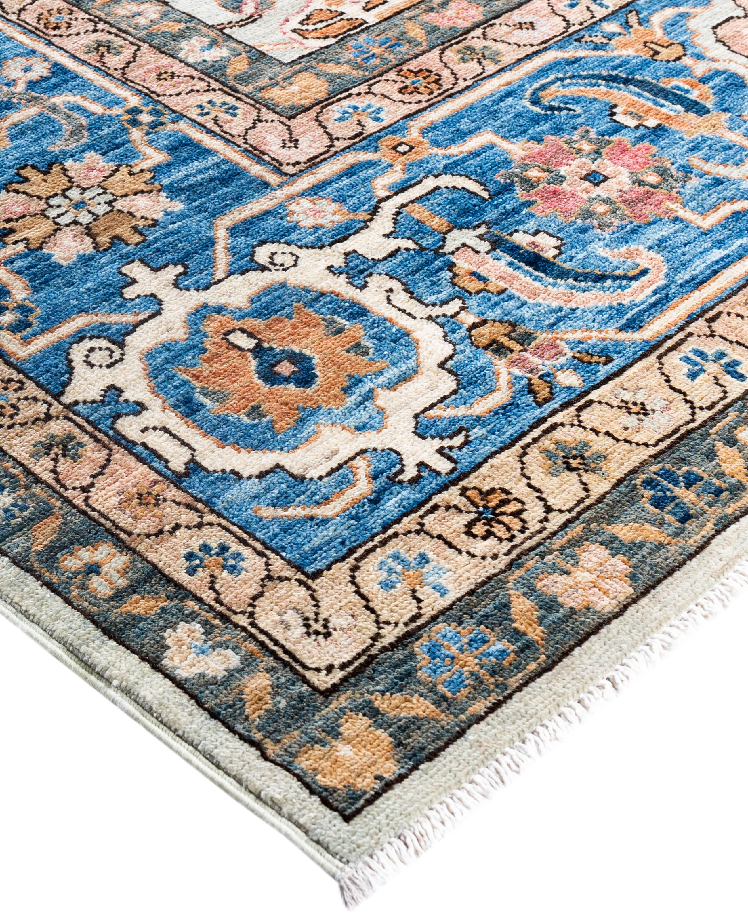 Las alfombras Serapi son conocidas por sus diseños geométricos y audaces y sus ricos colores, a menudo con un medallón central rodeado de intrincados dibujos. Suelen utilizar una paleta de colores cálidos y terrosos, con rojos intensos, azules,