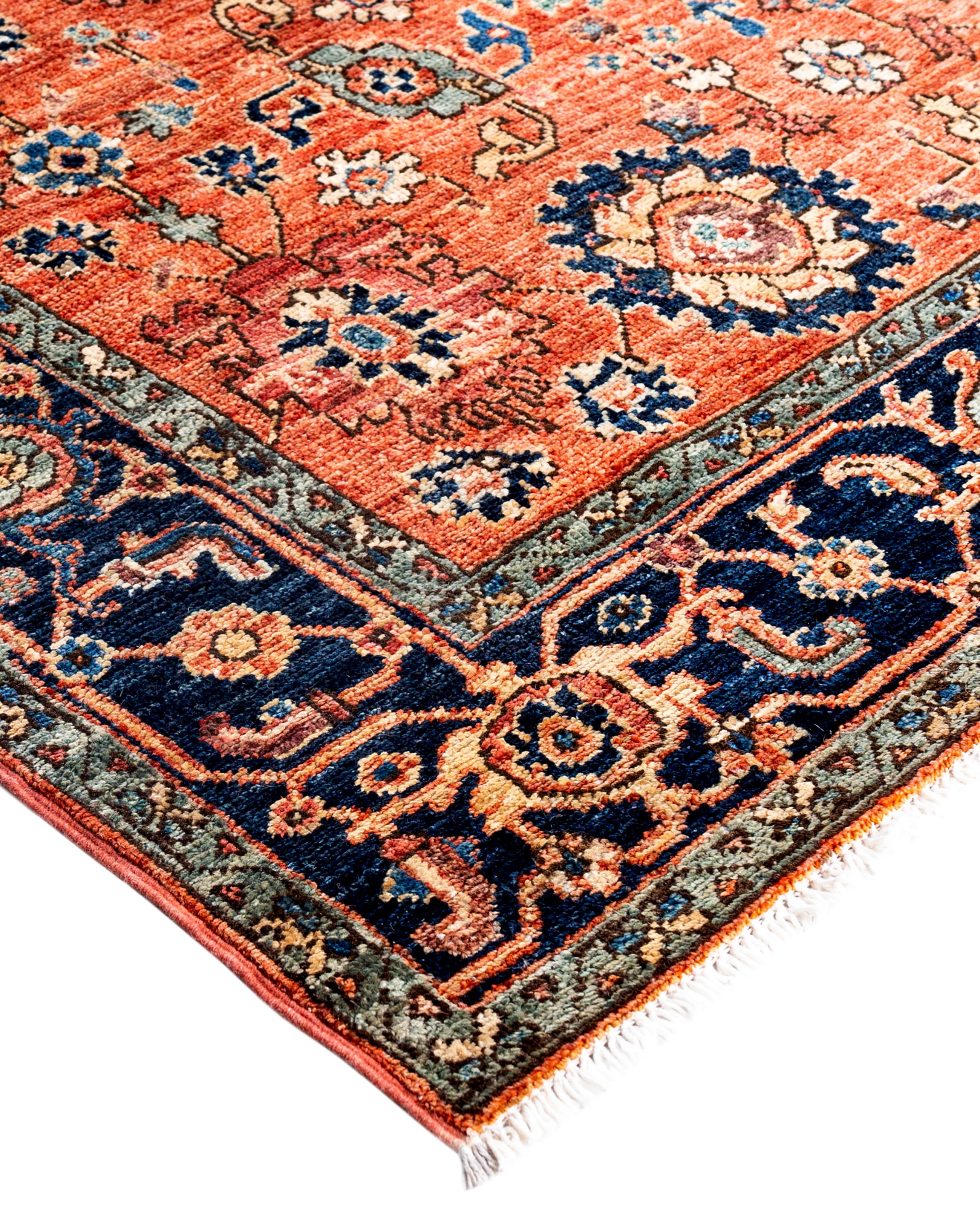 Les tapis Serapi sont connus pour leurs motifs géométriques audacieux et leurs riches couleurs. Ils présentent souvent un médaillon central entouré de motifs complexes. Ils utilisent généralement une palette de couleurs chaudes et terreuses, avec