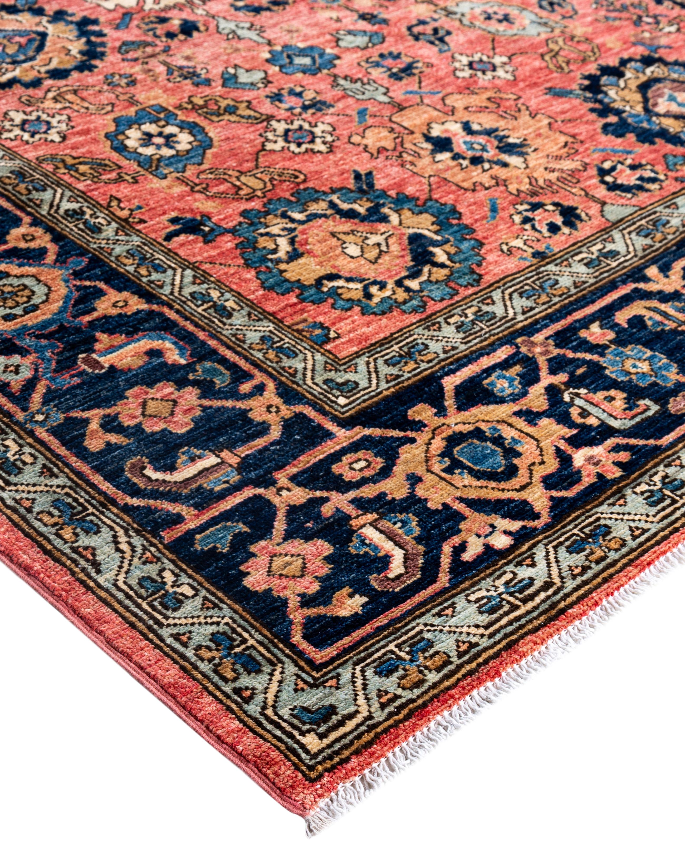 Les tapis Serapi sont connus pour leurs motifs géométriques audacieux et leurs riches couleurs. Ils présentent souvent un médaillon central entouré de motifs complexes. Ils utilisent généralement une palette de couleurs chaudes et terreuses, avec
