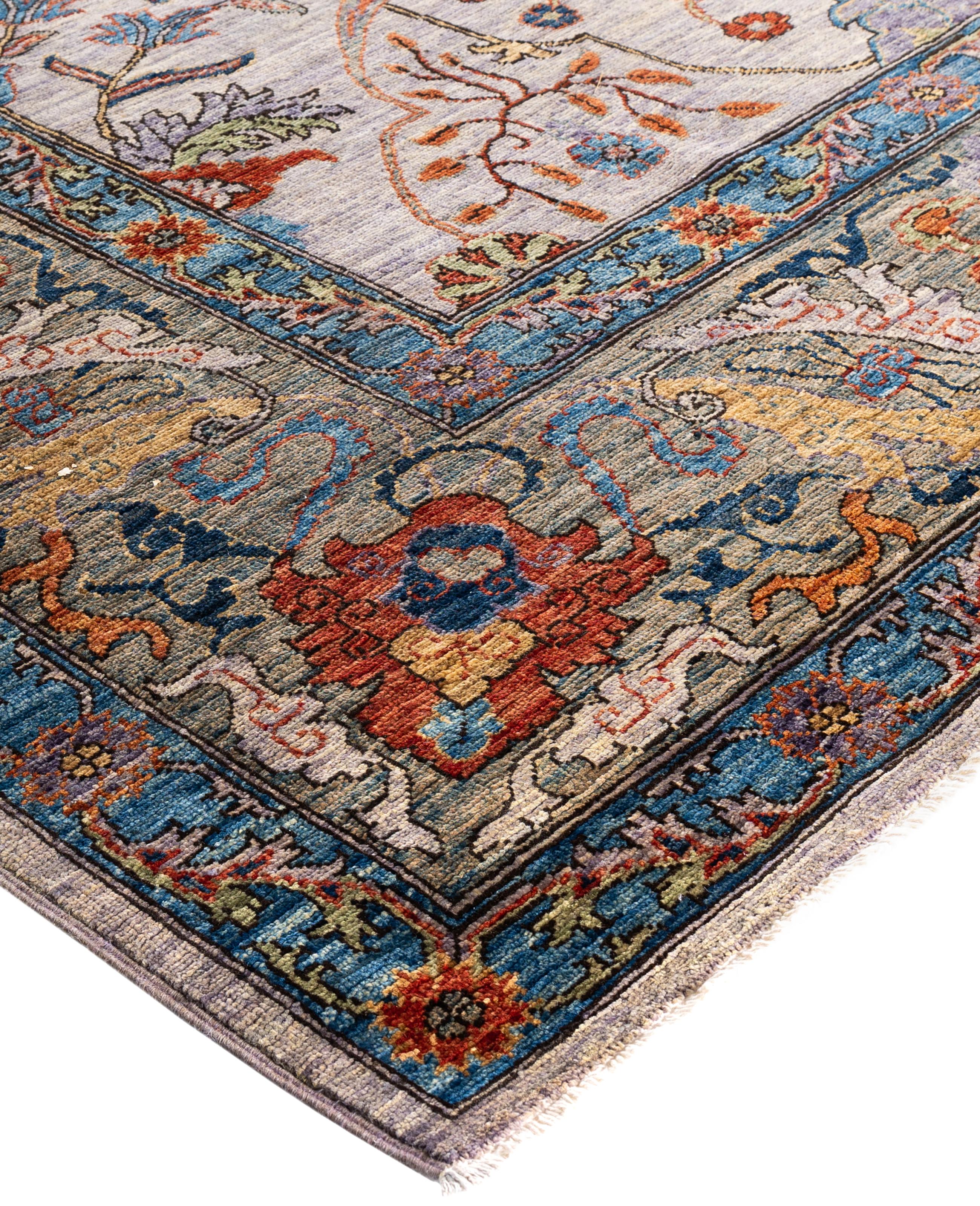 Las alfombras Serapi son conocidas por sus diseños geométricos y audaces y sus ricos colores, a menudo con un medallón central rodeado de intrincados dibujos. Suelen utilizar una paleta de colores cálidos y terrosos, con rojos intensos, azules,