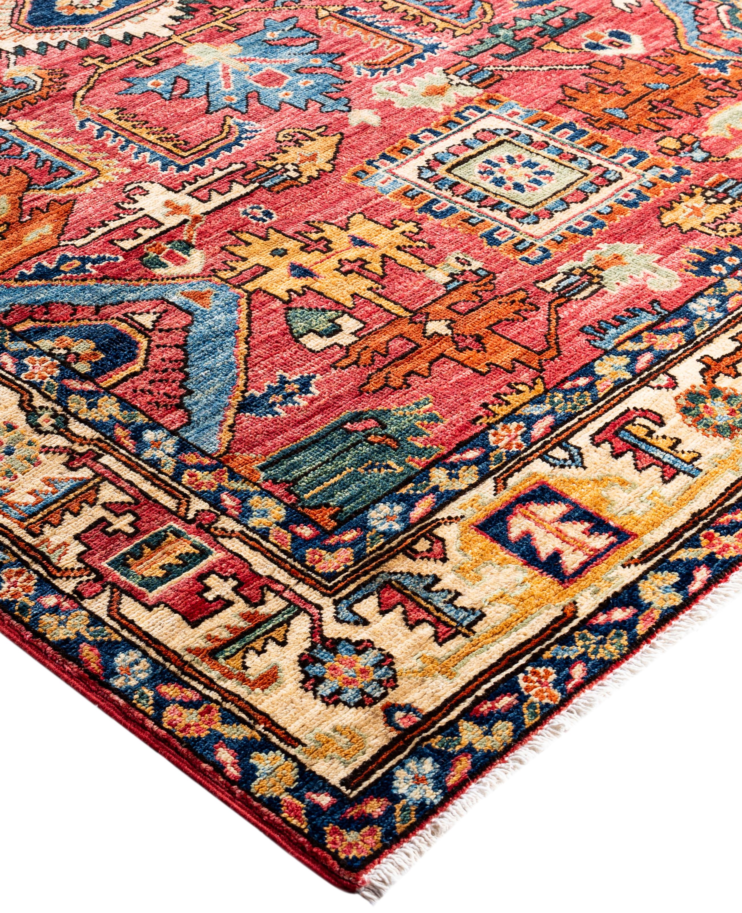 Les tapis Serapi sont connus pour leurs motifs géom�étriques audacieux et leurs riches couleurs. Ils présentent souvent un médaillon central entouré de motifs complexes. Ils utilisent généralement une palette de couleurs chaudes et terreuses, avec