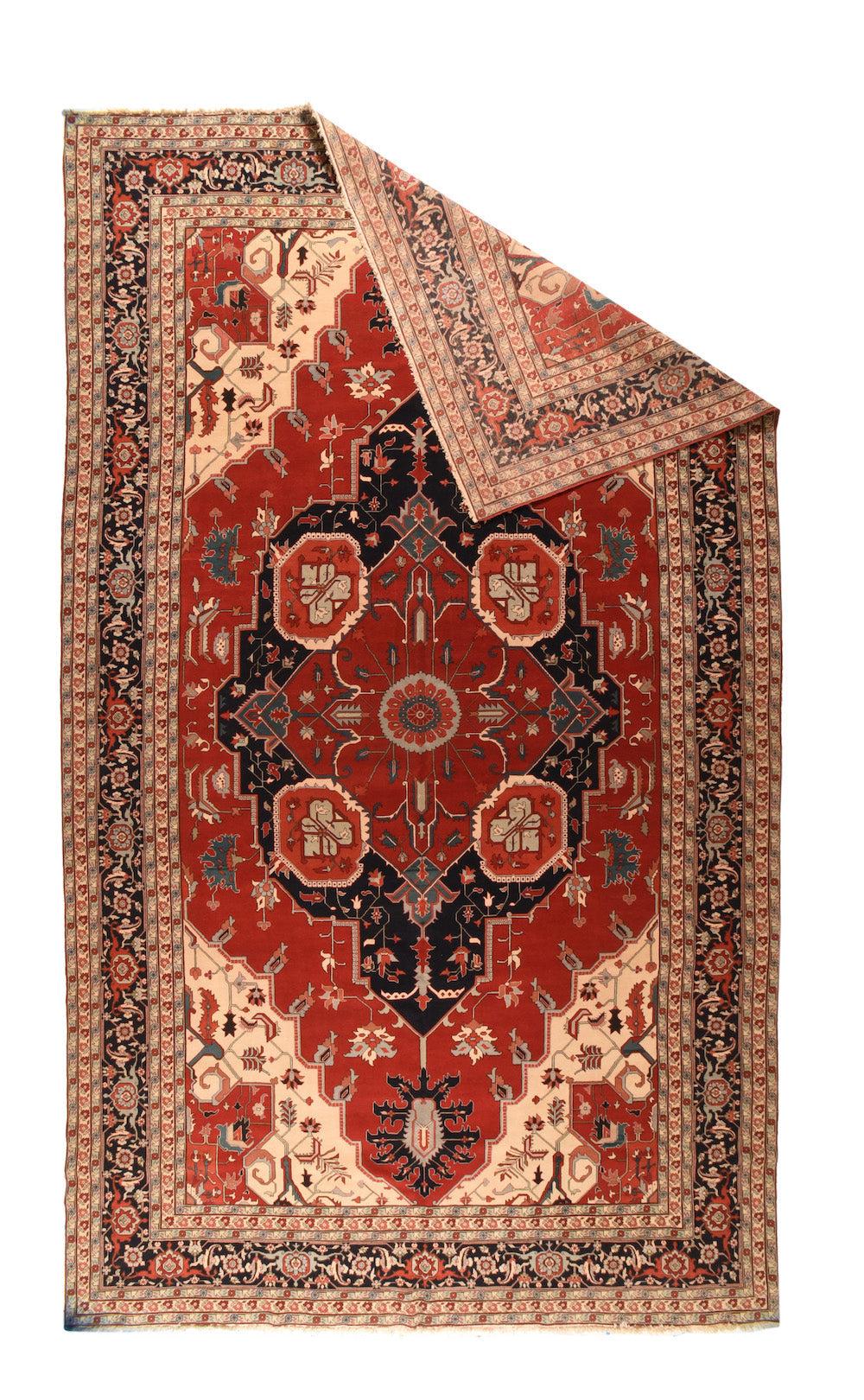 Serapi-Teppich 11'5'' x 20'0''. Dieser moderne, großformatige Teppich im Heriz-Stil zeichnet sich durch ein teilweise konkaves rotes Feld aus, das von einem marineblauen Medaillon und einem roten Untermedaillon mit vier eingeschlossenen,