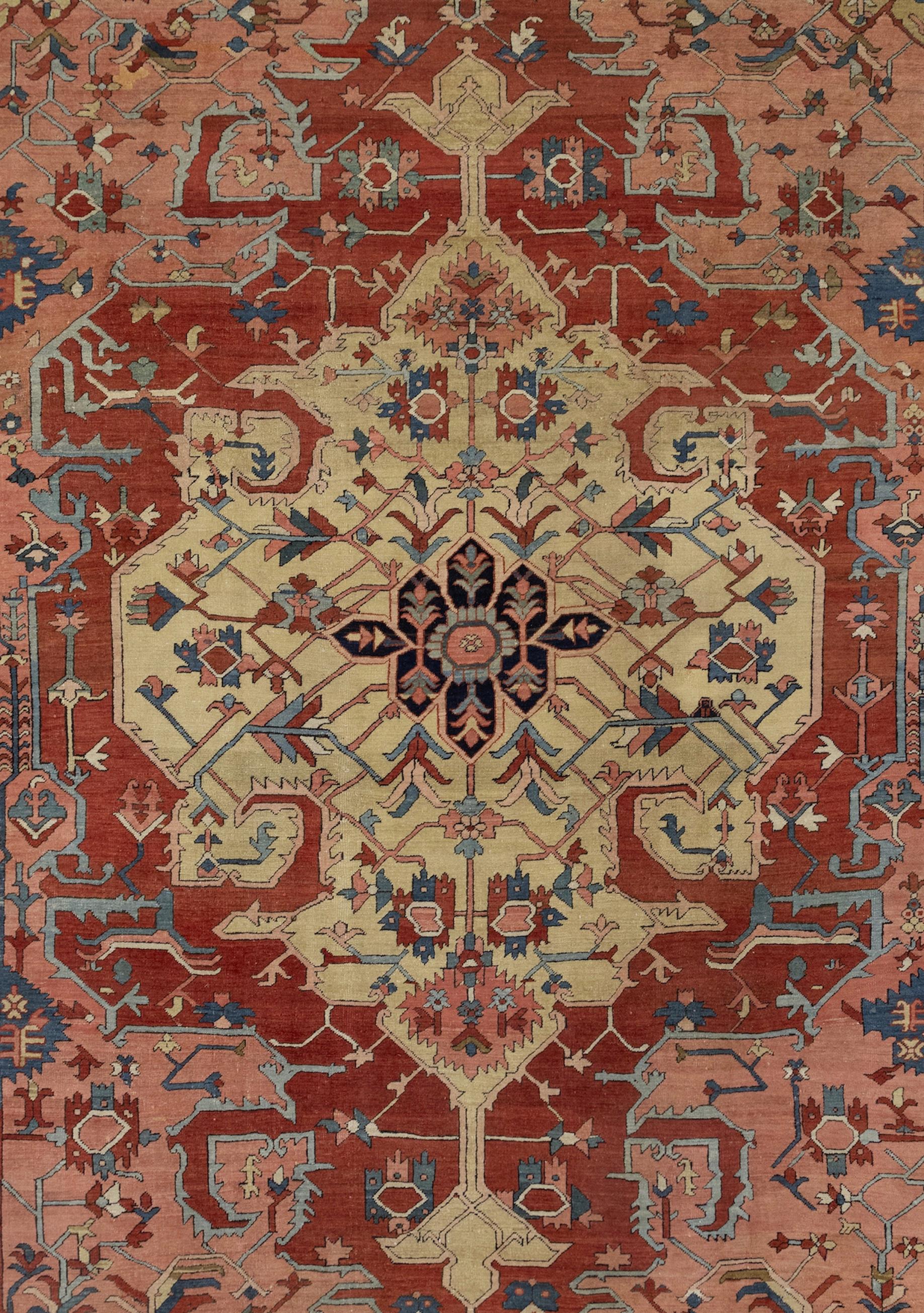 Il s'agit d'un tapis Serapi fabriqué vers les années 1880. Il présente un médaillon central de type floral entouré d'une douce couleur terre cuite rougeâtre. Il comporte également 4 structures dans les coins avant que les motifs des bordures ne