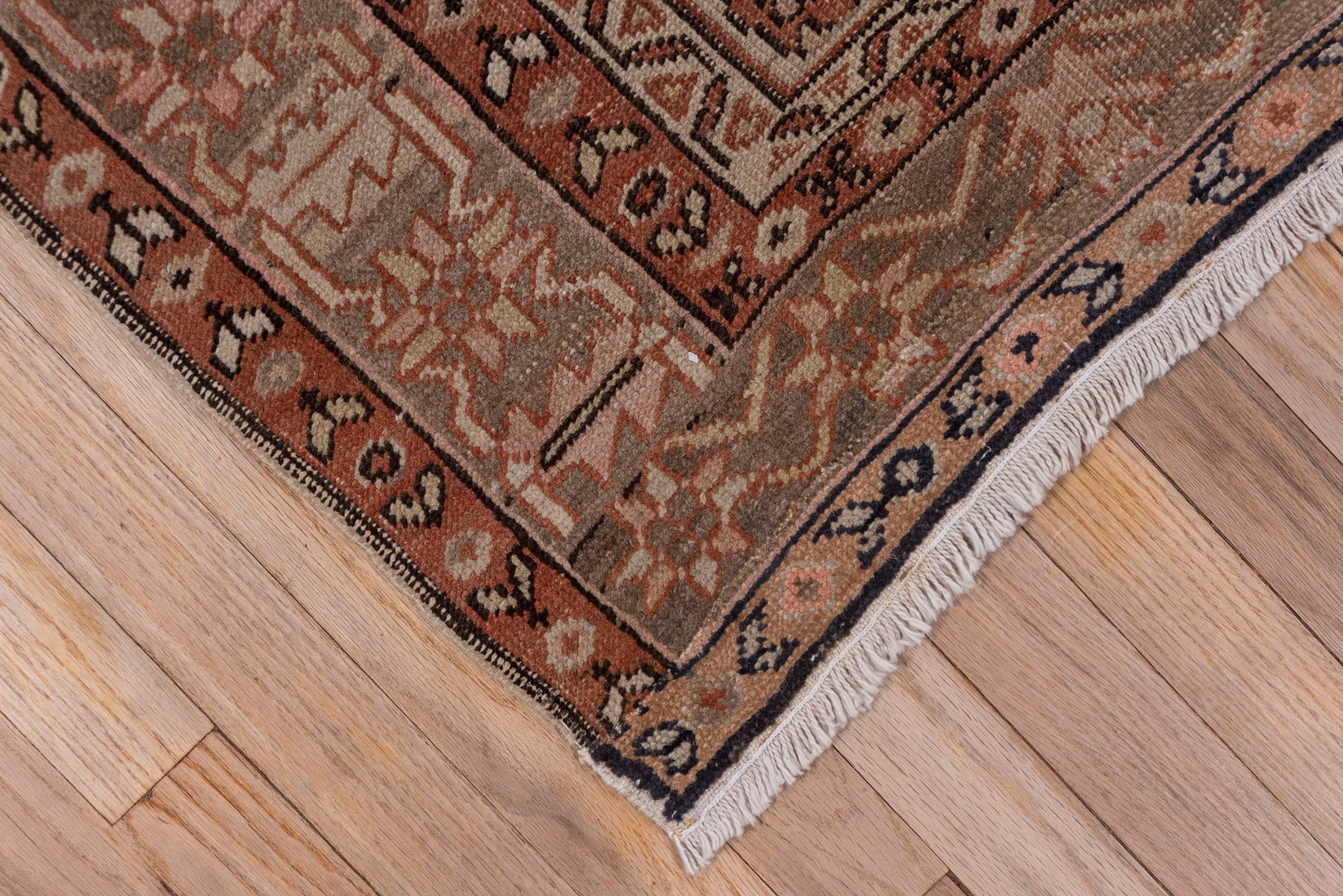 Rustikaler persischer Serapi-Teppich, um 1920 (Persisch) im Angebot