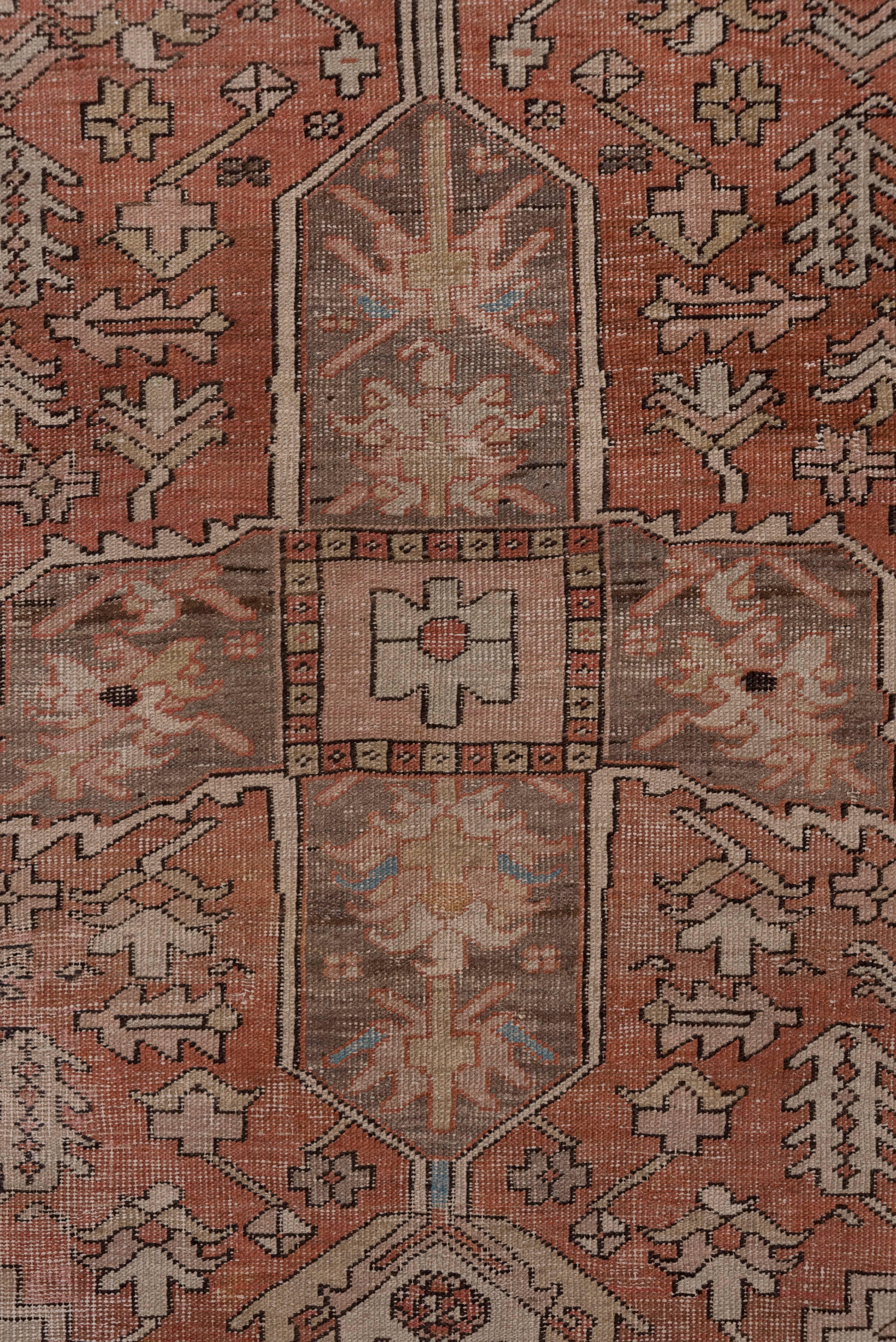 Rustikaler persischer Serapi-Teppich, um 1920 im Zustand „Hervorragend“ im Angebot in New York, NY