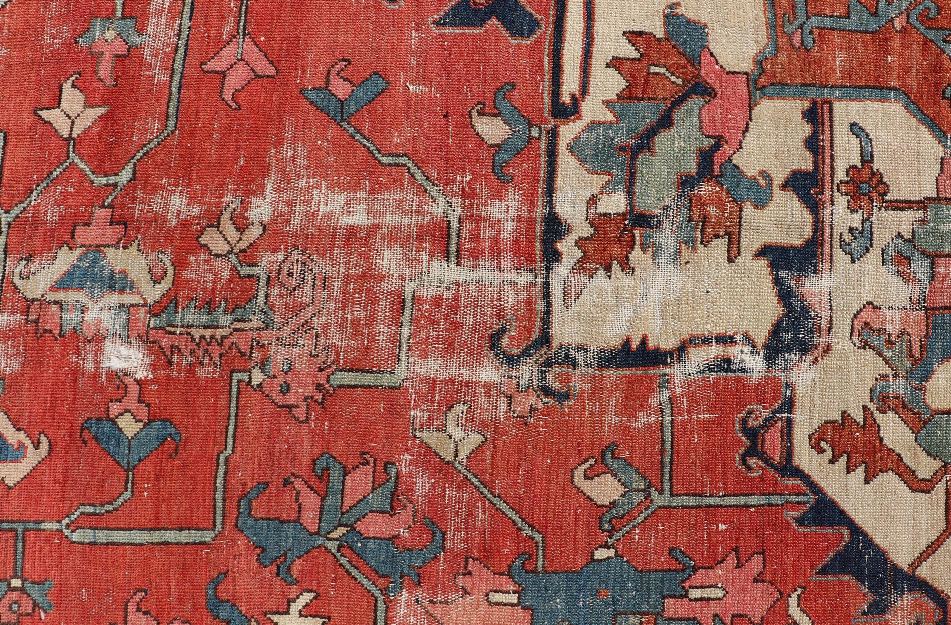 Mesures : 10'5 x 13'1 

Tapis Serapi avec médaillon central orné et riches couleurs 10'5 x 13'1. Keivan Woven Arts/ Tapis/ X23-1104, pays d'origine/type : Serapi /  Iran, vers 1890.

Ce tapis ancien persan Serapi présente un médaillon central