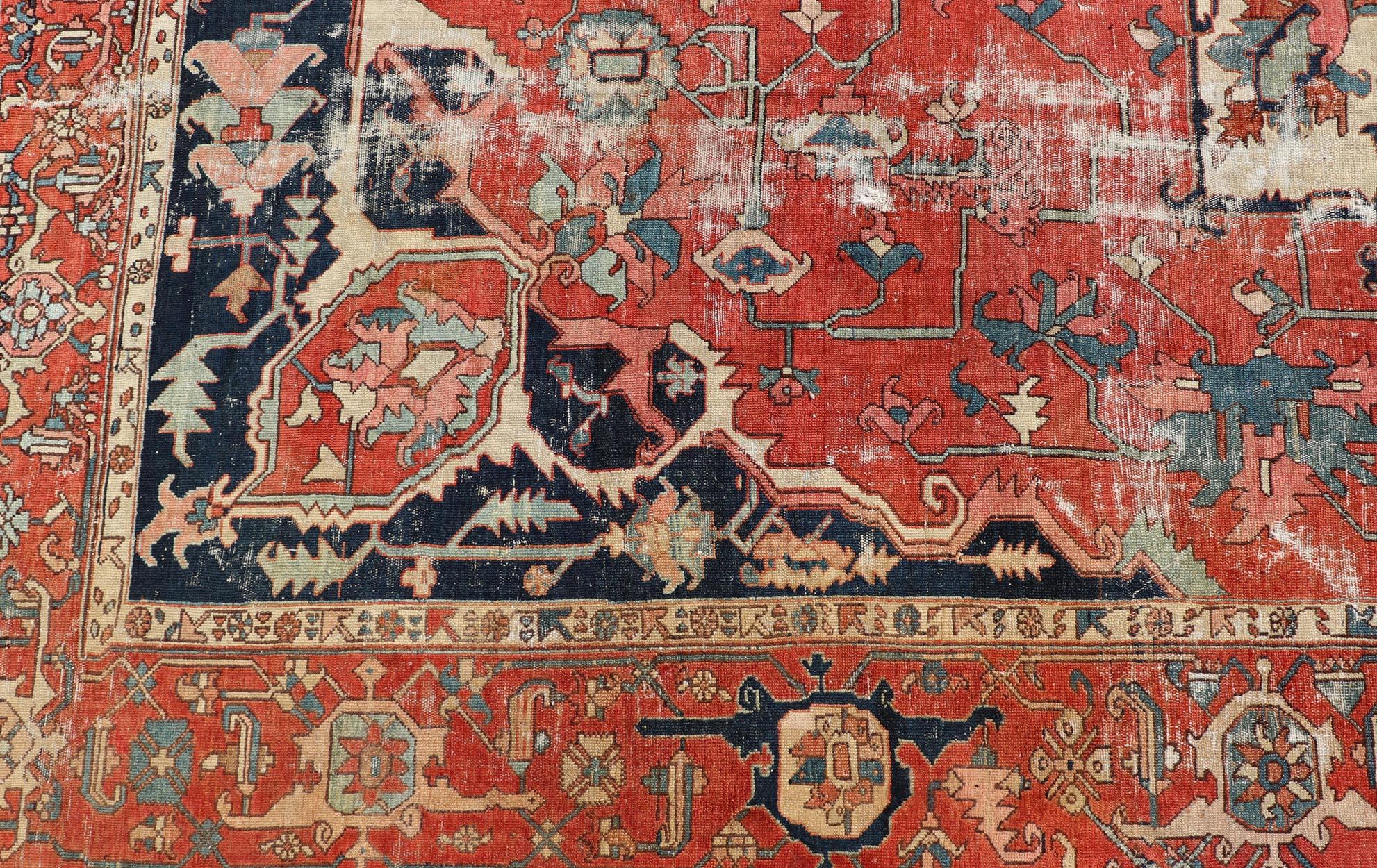 Tapis Serapi orné d'un médaillon central aux couleurs riches 10'5 x 13'1 Abîmé - En vente à Atlanta, GA