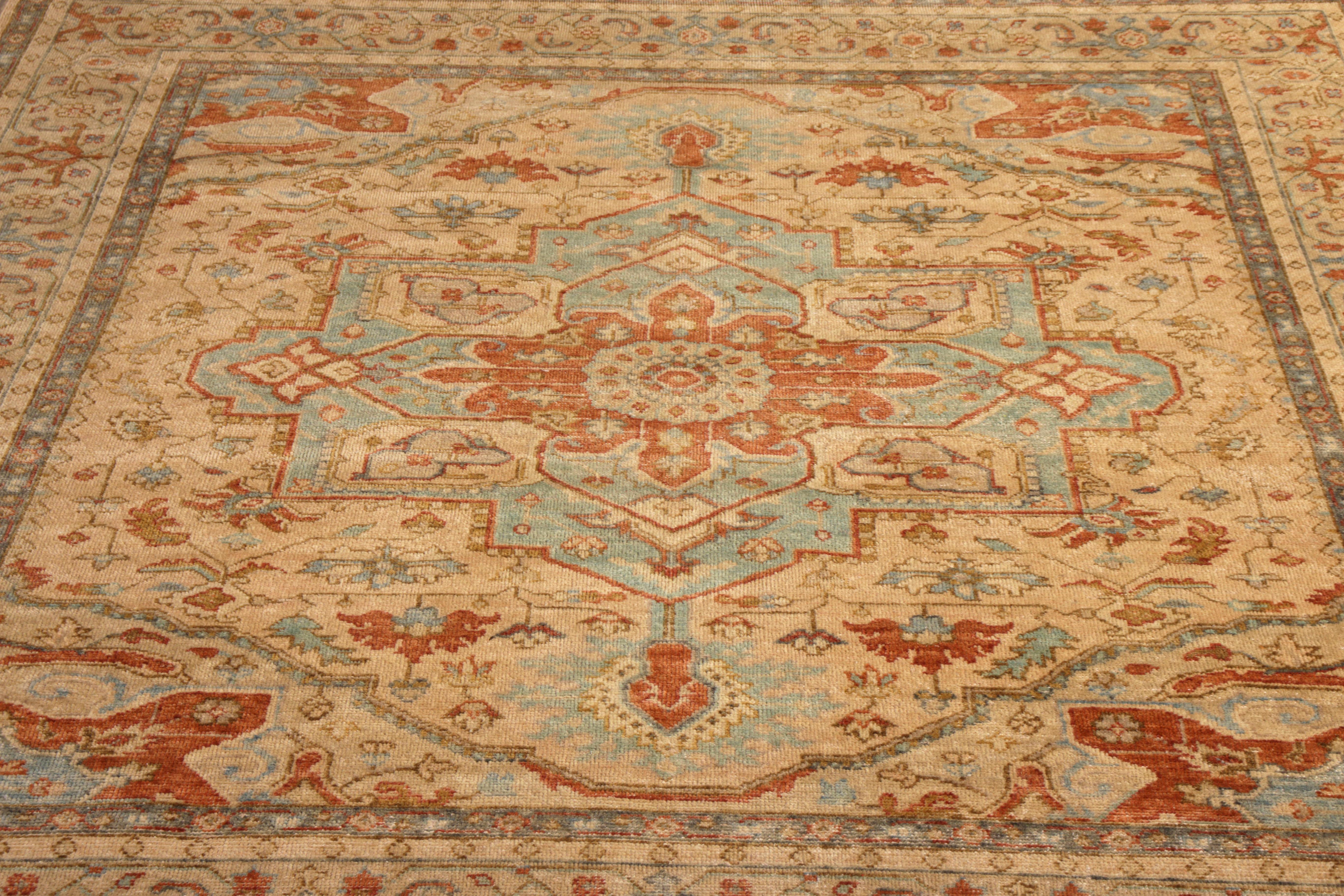Teppich & Kelim-Teppich im Serapi-Stil in Beige und Rot mit Medaillon-Serapi-Muster (Heriz Serapi) im Angebot