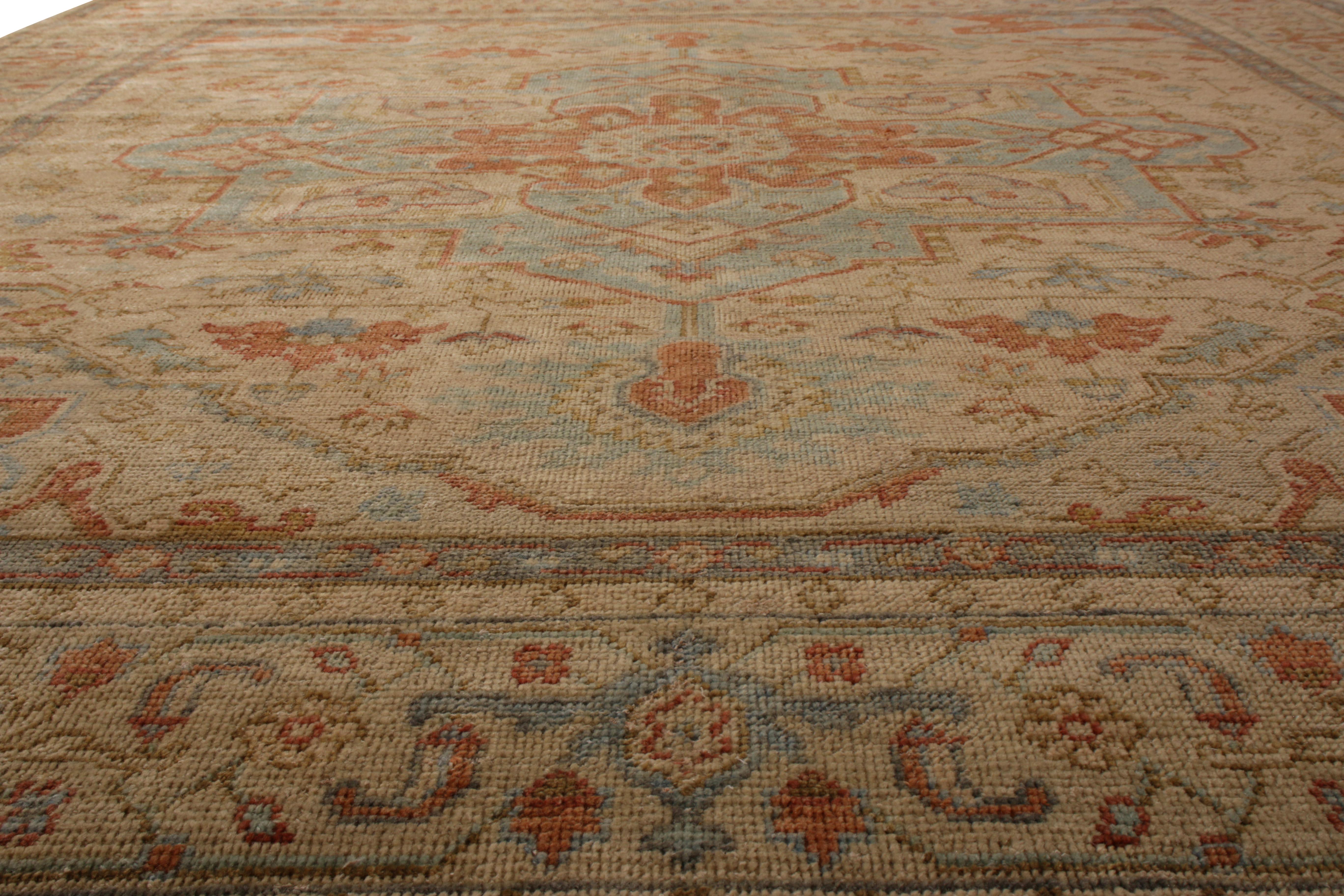 Teppich & Kelim-Teppich im Serapi-Stil in Beige und Rot mit Medaillon-Serapi-Muster (Indisch) im Angebot