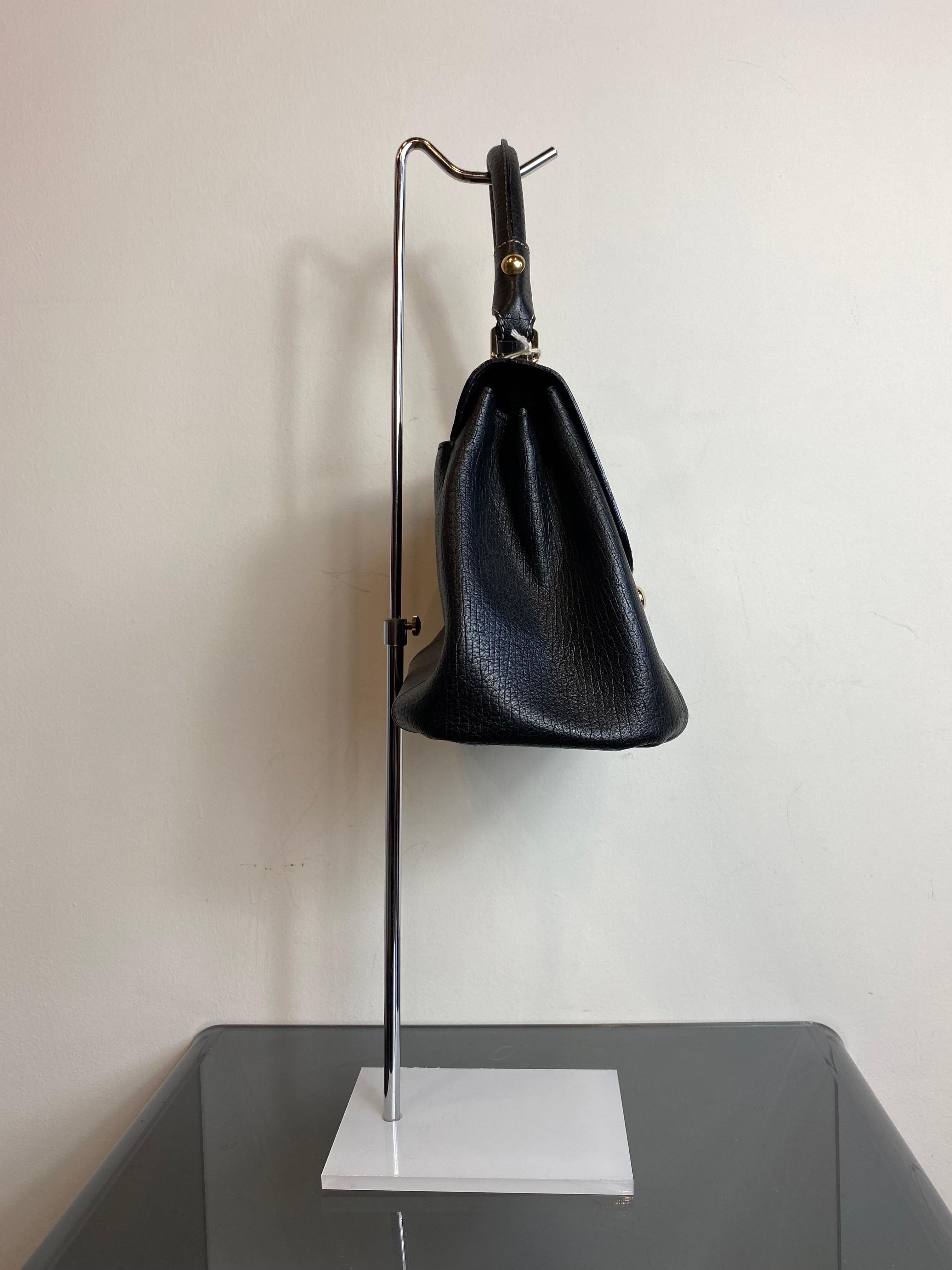Serapian handbag in black leather. 
Lined inside with 3 compartments, a zip pocket and two open pockets. 
Free external pocket.
In very good condition. 

Width 26 cm
Height 20 cm
Depth 14 cm
Handle 13 cm 