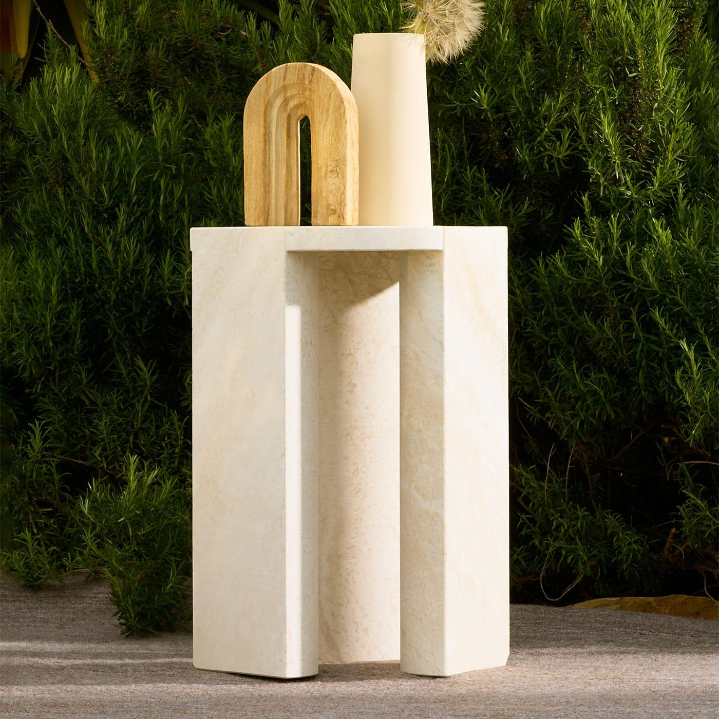 À la fois audacieuse et aérienne grâce à la coexistence de volumes riches et de tons délicats, cette table basse incarne une certaine harmonie telle que Morandi la concevait pour ses peintures. Sa silhouette sculpturale, disponible en marbre ou en