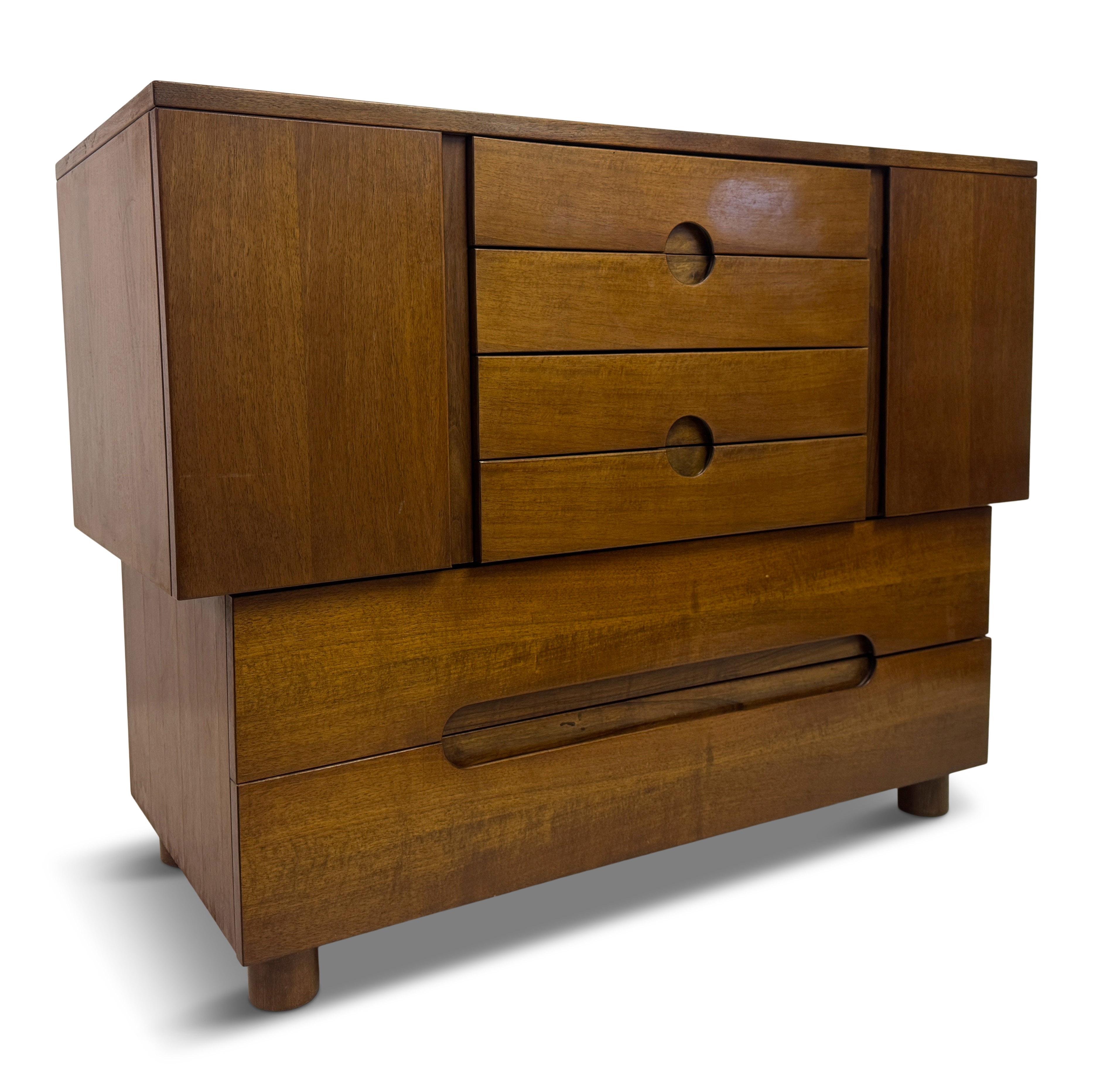 Serena Schrank mit Schubladen von Giovanni Michelucci für Poltronova

Walnuss

Ein skulpturaler und subtil architektonischer Schrank, der in den 1950er Jahren von Giovanni Michelucci für Poltronova entworfen wurde. Das aus warmem Nussbaumholz