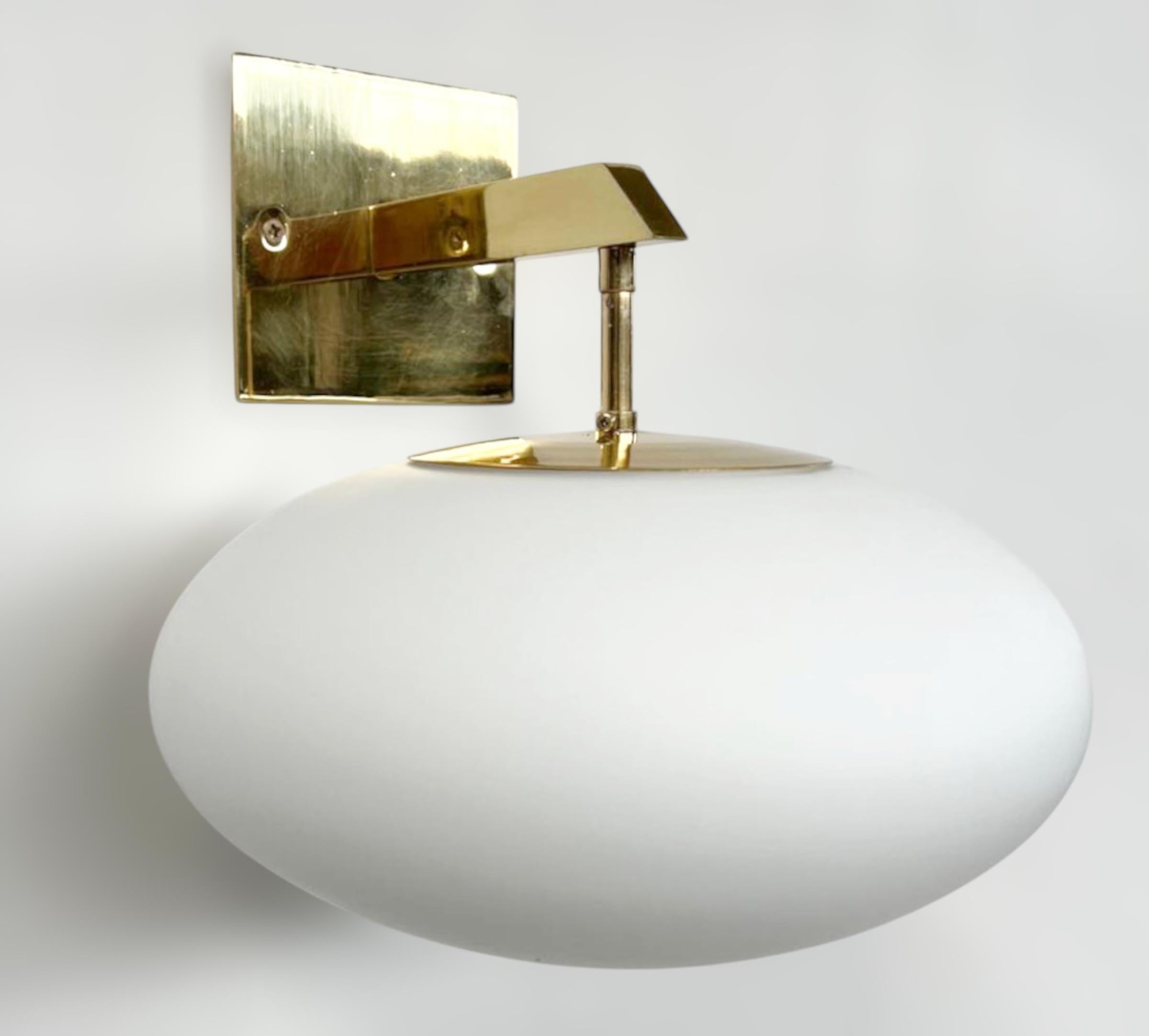 Aplique italiano de estilo de mediados de siglo con pantalla de cristal de Murano opalino blanco mate montada sobre estructura de latón natural sin lacar / Fabricado en Italia, inspirado en los estilos Angelo Lelli y Arredoluce
1 luz / tipo E12 o
