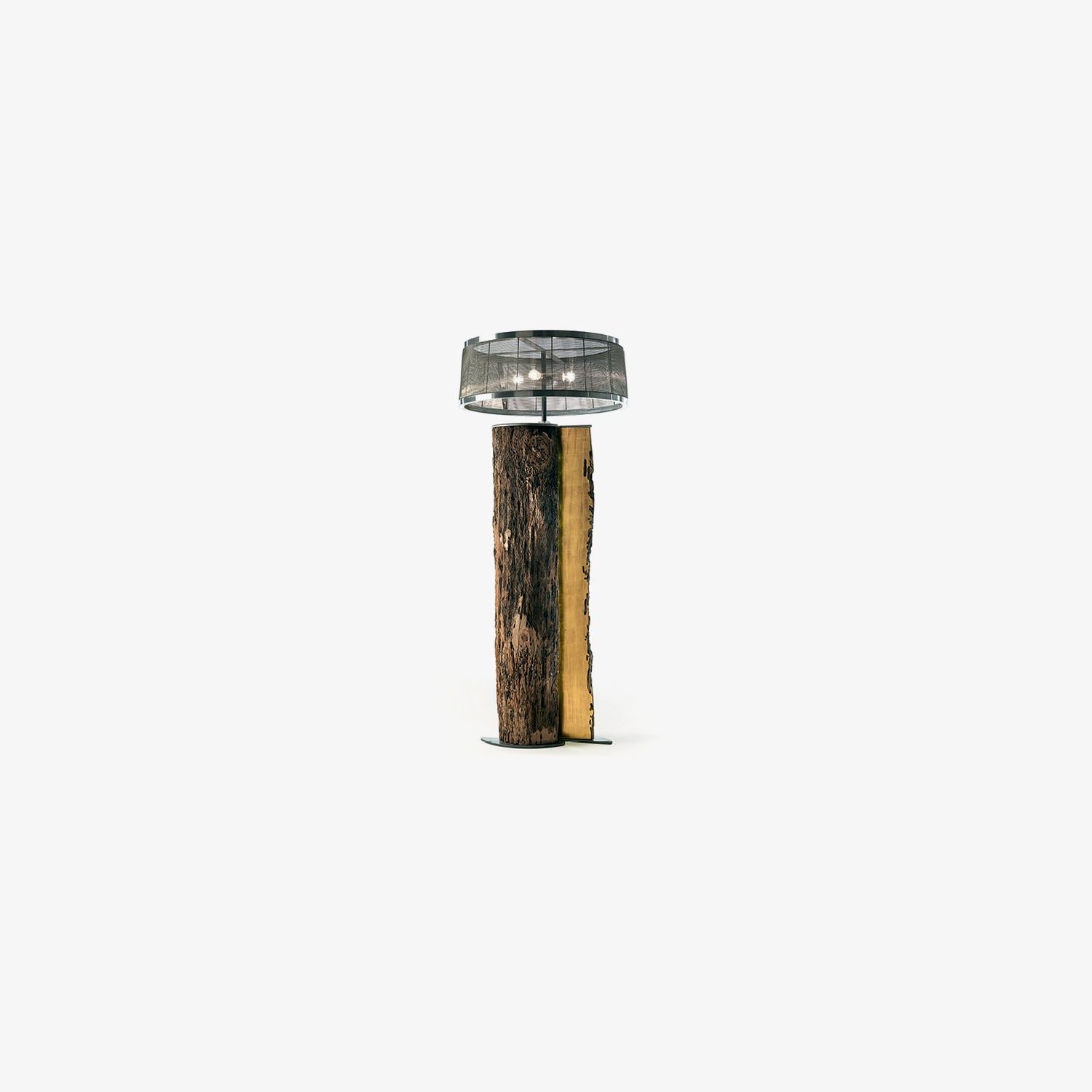 Lámpara de pie con tija de madera maciza de Briccola y pantalla de tela metálica que actúa como difusor de los cuatro cuerpos de iluminación en forma de bombilla