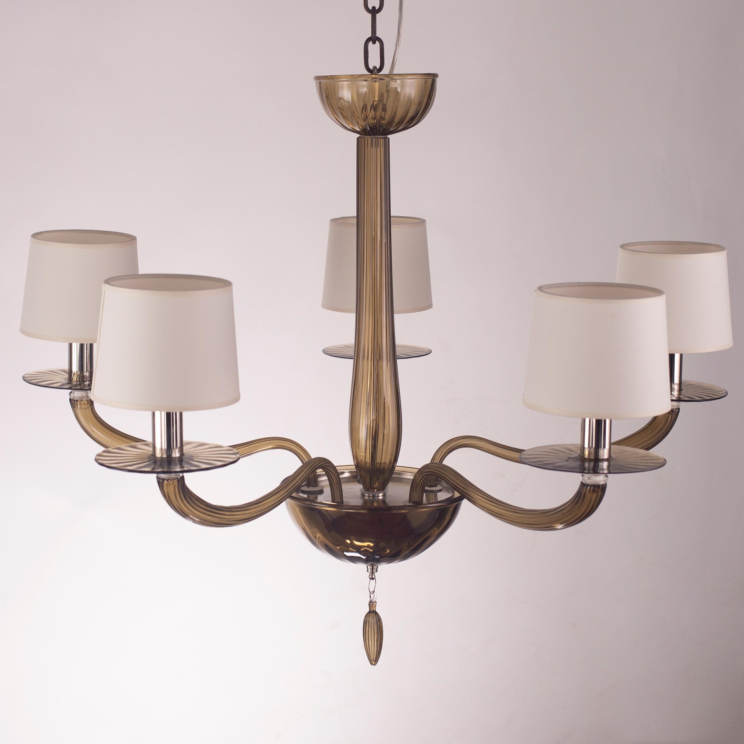 Serenade chandelier 5 Moka Murano glass, white handmade cotton lampshades by Multiforme
Serenade collection is inspired by a contemporary and international design, simple but not banal, and consists of elements studied in minute detail. The perfect