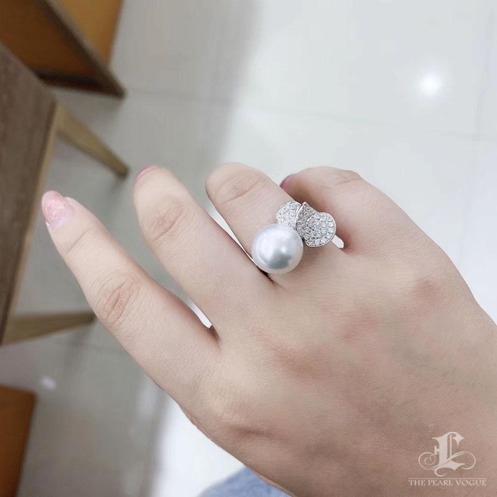 Non taillé 【Lustre Arc】Heart-Line Embrace South Sea Pearl & Diamond Ring en vente