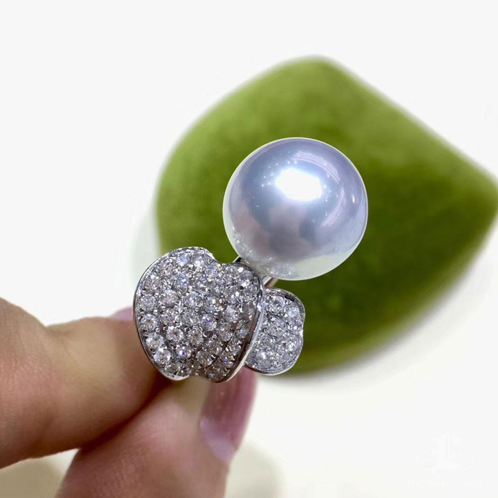 【Lustre Arc】Heart-Line Embrace South Sea Pearl & Diamond Ring en vente 3