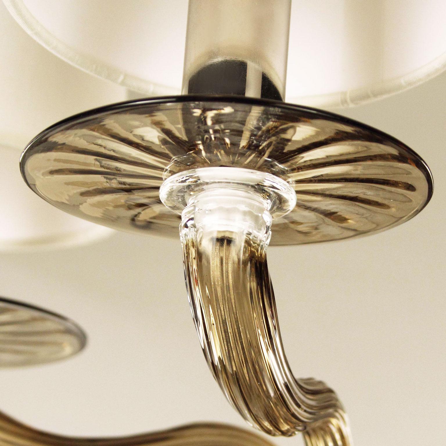 Aplique clásico 2 brazos, nogal Cristal de Murano, pantallas de algodón by Multiforme
La colección Serenade se inspira en un diseño contemporáneo e internacional, sencillo pero no banal, y consta de elementos estudiados al detalle. La perfecta forma