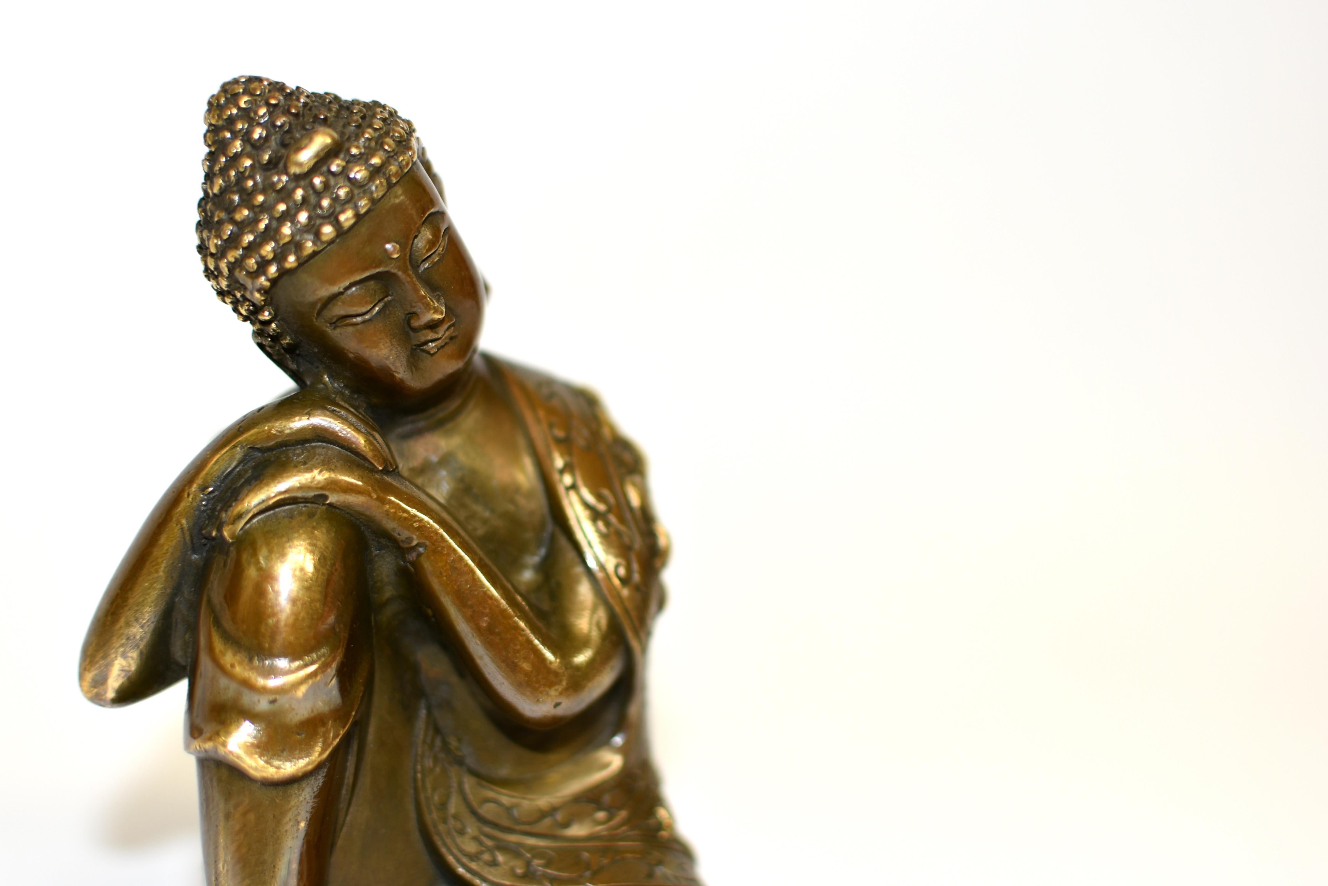 Zeitgenössischer Buddha aus heiterer Bronze im Angebot 7