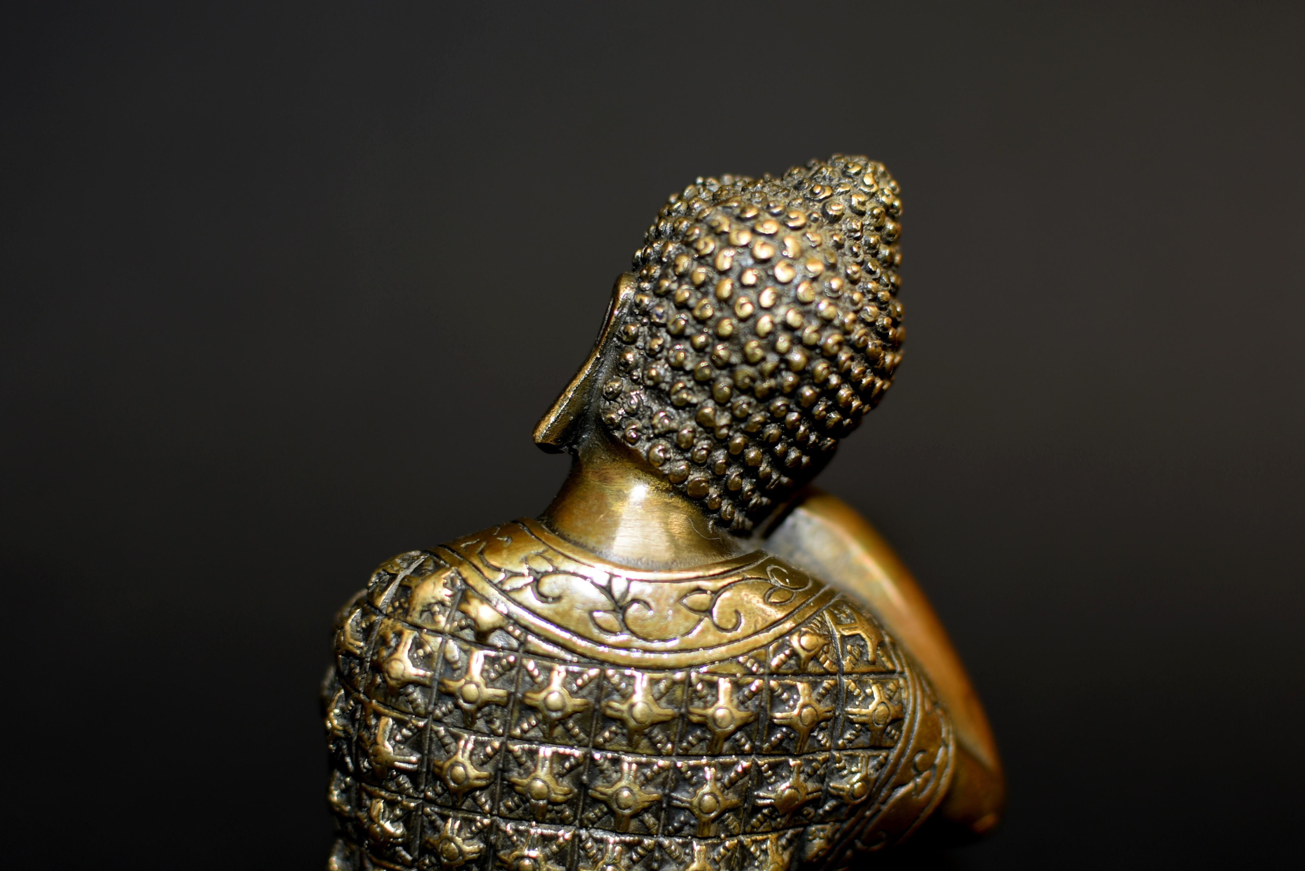 Zeitgenössischer Buddha aus heiterer Bronze im Angebot 11